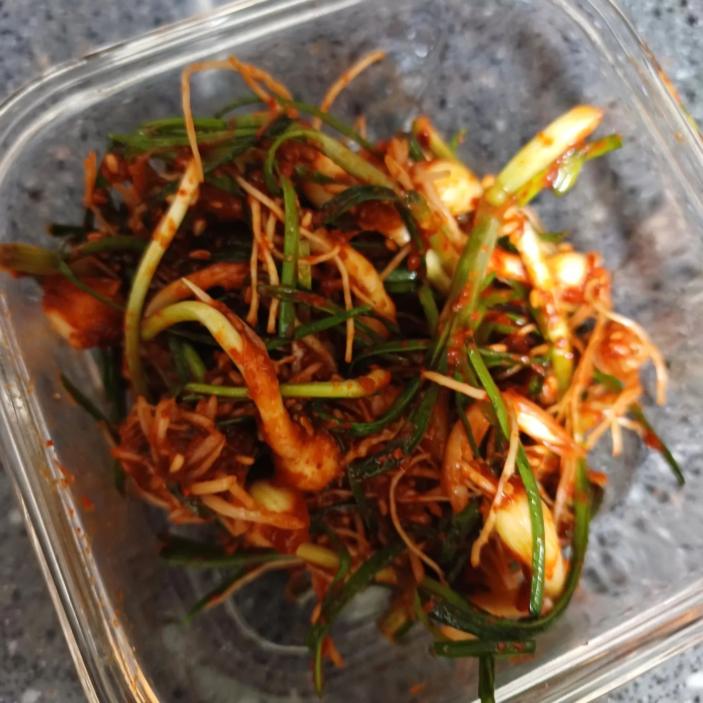 달래무침했어요

달래와 냉이는 손질하는게 일인것 같아요
손질하기 싫어서 선뜻 안사지는데..
그래도 봄에는 달래와 냉이를 한번은 먹어줘야 할거같은 그런 의무감이 있어요..ㅋㅋ 무슨 의리같은 

그래서...
냉이보단 그래도 할만한 달래를 사왔어요
손질만 끝내면 뭐 다한거죠

씻어서 물기살짝 털어 냉장고 늘 있는 양념에 고추가루만 더 넣고 살살 버무려 완성했어요.

늘있는 그 양념은 .. 간장 고추가루 매실청 참기름 깨  넣어만든 기본 양념이예요.

밥에 달래무침얹어 김싸먹음 밥한그릇 순삭!
게장만큼 밥도둑이예요

#오늘 뭐먹지? #오늘반찬 #워킹맘의 간단요리 
#봄반찬 #엄마의레시피 #한끼뚝딱 #밥도둑