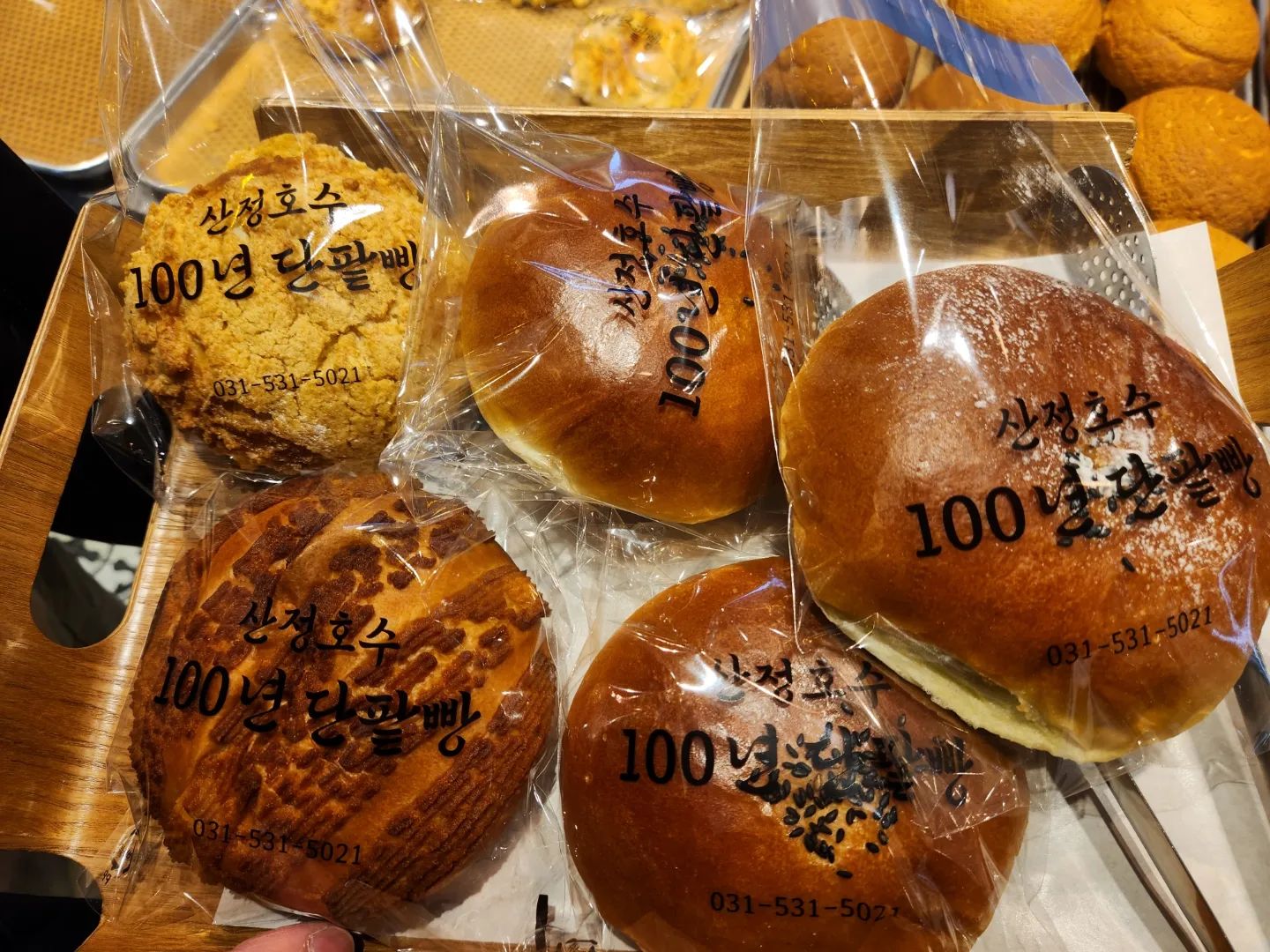 산정호수 100년된 단팥빵
빵순이 저격😍

#100년단팥빵 #산정호수100년단팥빵 #단팥빵맛집 #산정호수카페