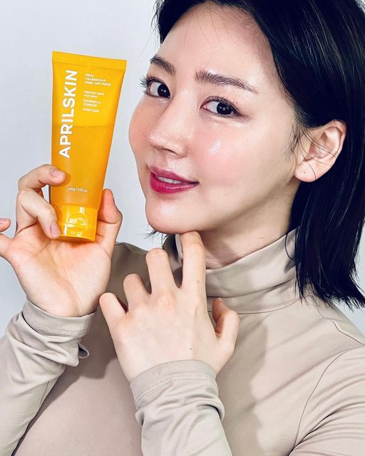 CHAEWON on Instagram: "#광고 #협찬 @aprilskin_korea 좋은 기회로 에이프릴스킨에서 카렌둘라 필오프팩을 협찬 받은 후기입니다 사진1 @chaewonnabe와 제품사진 영상2-3 카렌둘라필오프팩 바르는 그리고
