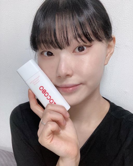 이진희 공구🤍 on Instagram: "#협찬 [토코보]비타 톤업 선크림 타사선크림들은 바르면 얼굴이 막 답답하고 번글거리는 느낌이 들었었는데 이번 톤업 선크림은 자연스럽게 톤업도 되