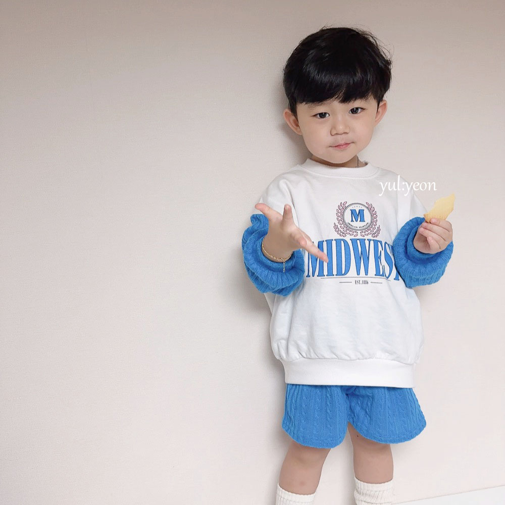 봄에 잘 어울리는 화사한 색감으로 나온 봄발망맨투맨💙
율연블리 1기 영후의 착용샷입니다. 
사진 받아보고나서 봄이구나 싶은게 화사함 최고네요😍

🏷봄발망맨투맨
🏷발망니트반바지

단품으로 나온 상품이라 세트 구성을 하셔도 좋고 따로 코디하기에도 좋아요.
색상은 블루, 핑크 두 가지 버젼으로 남매룩까지 완성 가능합니다. 
반바지, 긴팔 구성의 니트 조합이라 편안한 착용감을 자랑하고 활용도가 높아요.
늦은 봄, 바지의 경우 초여름까지도 착용 가능합니다. 
사이즈 XS부터 2XL까지 이며 돌이후 아가들부터 착용가능해요. 
영후가 착용한 옷은 율:연 네이버스토어에서 만나보실 수 있어요!

ෆ 구매는 yulyeon_mom 프로필링크 네이버 스토어 클릭
ෆ 문의는 네이버 톡톡 or 카카오톡 오픈챗