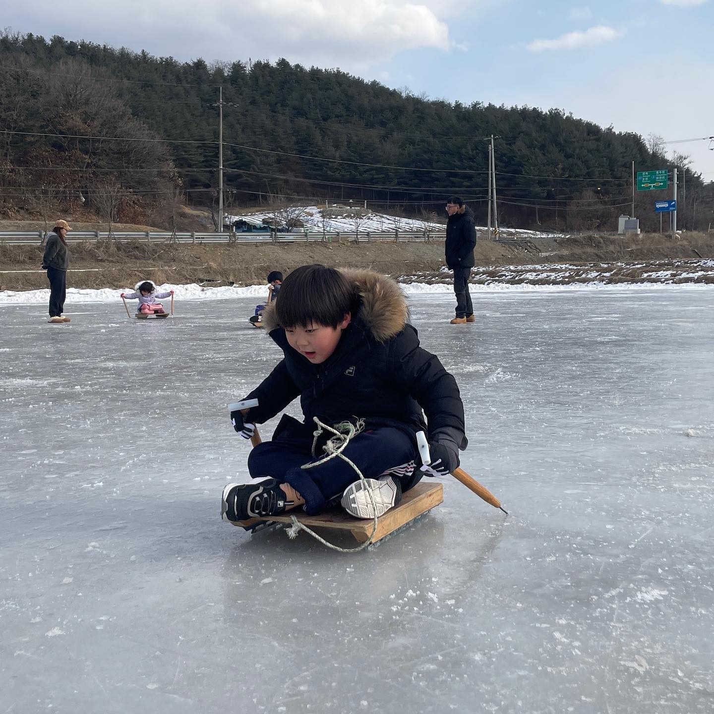 ⠀
#개미산썰매장
집에서 멀지 않은 곳에 요런곳이 있는 줄 몰랐네~
⠀
무료라서 좋고
추우면 비닐 하우스에서 따뜻하게 쉴수있고~
라면이나 오뎅도 팔고있어서 따뜻하게 몸녹이기 딱이고~
⠀
⠀
⠀
#연천썰매장 #무료썰매장 #겨울놀이⛄
