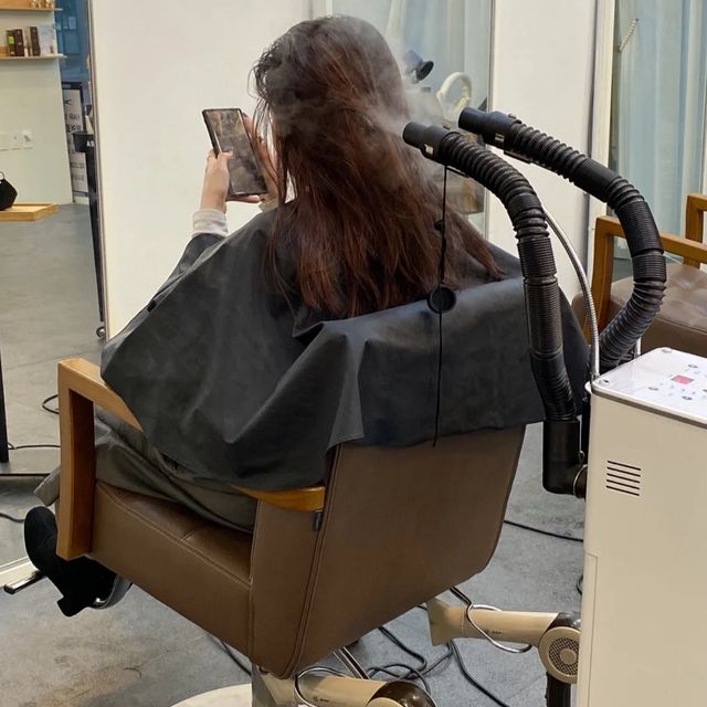 김희주 on Instagram: "#광고 <신당동 헤어로그 정>

위치 _ 청구로4길 19 정선빌딩 1층 

젝아 이번에 헤어로그 정에서 케어랑 스타일링을 받아써효 ㅎㅎ
위치는 청구역 2번 출구로 나가면 가까워서 길 찾기도 어렵지 않았고 내부도 너무 깔끔하고 이뻤어요 🥺
조용하기도 하고 편안하다는 느낌도 받아서 힐링도 가능합니다 

제가 두피 상태도 입틀막이고 모발도 다 상하고 끊기도 심각한데
헤어로그 정에서 두피부터 해서 모발까지 케어 너무 잘 해주셔서
상태가 훨씬 나아졌어요ㅜㅜ 

처음엔 두피 각질 제거 먼저 해주셨고 거품으로 신기하게  헤드스파도 해주셨어요. 제가 상처도 있어서 좀 따깝긴 했는데 너무너무 시원하고 좋았습니다. 두피 케어 먼저 해주시고 모발 케어 해주셨는데 샴프 향도 너무 좋았고 잘해주셔서 개운했어요 
다 끝나고 스타일링도 해주셨는데 너무 마음에 들었어요 😭😭
매일 저 머리로 다니고 싶ㅇㅓ요 

그리고 너무 친절하게 해주셔서 너무 감동 받았어요
여쭤본 것도 자세하게 설명 다 해주시고ㅜ 어떤 제품이 좋은지도
잘 말씀해주시고 몰랐던 것도 알게 돼서 좋은 시간 이었습니다.

확실히 케어 받기 전이랑 후랑 넘 다르고 한 번 만  받았는데도 이런데 꾸준히 받으면 정말 좋을 것 같다고 느껴지네요 
저에겐 거리가 멀긴 했지만 전혀 아깝지 않은 시간 이었고 
너무 잘 해주셔서 더 멀다해도 저는 재방문 의사 100%🥺

인근 거주 하시거나 케어 필요하신 분들 꼭 방문해보세요 ㅜㅜ
빈 말 아니고 진짜 후회 없으세요 
.
.
.
.
#광고 #두피케어 #모발케어 #스타일링 #헤어로그정 #청구역 #신당동 #헤어 #케어 #헤드스파 #힐링 #시술 #헤어스타일링"