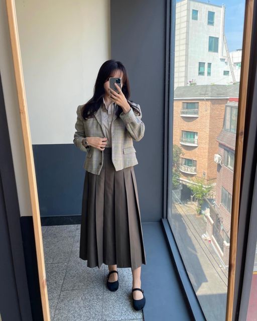 @bbiong_sseong on Instagram: "#데일리룩 #제품협찬 @rohalole 
본격적인 가을을 맞이하는 가을룩
올가을 주구장창 입을거같은 롱스커트🤎색깔이 어쩜.. 베이지성애자 울고갈색 #베이지찰떡 키작녀&S사이즈인데 허리&기장 하나도 안줄이고 입었어요✍🏻"