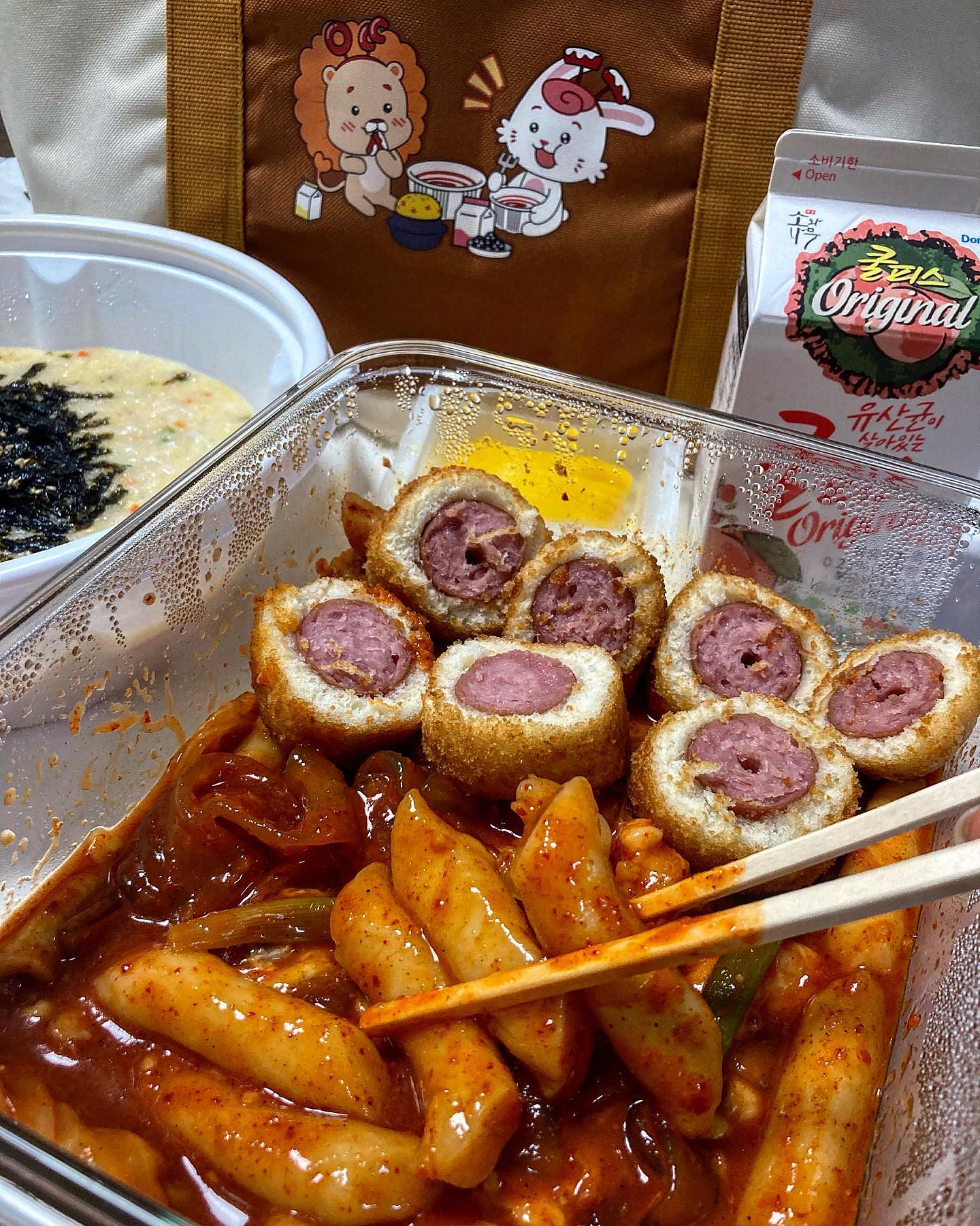 #광고 #엽떡용기내챌린지
🌶 엽기떡볶이 X 용기내캠페인 🌶

✔️ 용기내챌린지란 ?
음식 포장으로 발생하는 불필요한 쓰레기를 줄이자는 취지에서 ‘용기를 내서 용기 내’에 음식을 포장해 오는 운동

포장 주문 시 용기를 직접 들고 가서 일회용 쓰레기를 줄이기 위해 용기를 내보았습니다 !
엽떡 본사에서 제공받은 락앤락 다회용 용기와 쿨러백을 이용하여 일회용품 없이 포장했어요. 다회용기를 가져가서 포장해오면 쓰레기 없는 친환경 제로웨이스트를 실천할 수 있고, 환경호르몬이 발생하지 않아요.

📌 STEP 1
엽기떡볶이 전용 앱을 들어가 가까운 매장을 찾은 후 원하는 메뉴 마구 담기
[앱으로 방문 포장 시 3,000원 할인 이벤트 진행]
📌 STEP 2
매장에 미리 전화해서 다회용기에 담아주실 수 있는지 확인 후 요청사항 적고 주문하기
📌 STEP 3
엽떡이 완성되기 5분 전 미리 도착해서 통 전달해서 엽떡 받기

*서포터즈 활동 일환으로 활동 쿠폰을 지원받아 작성했습니다.

yupdduk_official #엽기떡볶이 #엽떡 #엽포터즈5기 #엽꿍이 #제로웨이스트챌린지 #용기내챌린지 #먹스타그램 #먹스타맞팔 #foodstagram #인스타 #좋아요 #likeforlikes #좋아요반사 #좋반 #선팔 #맞팔 #선팔하면맞팔 #먹스타좋반