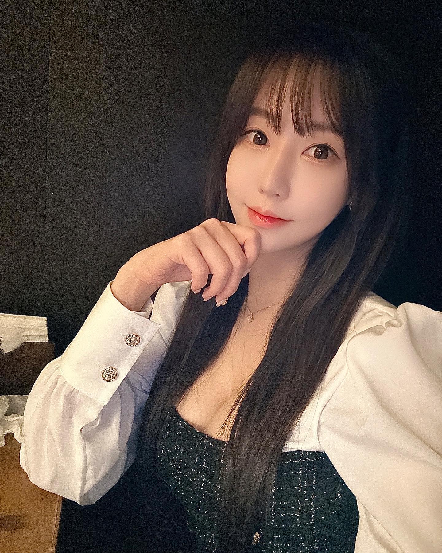 🖤
요즘 맛있는거 잘먹고 다녀서
기록해보는 나의 맛집 일기 📝

압구정 야스노야 지로에서
양고기 오마카세 🐑🤍

양고기는 잡내없이 맛있었고
함바그는 내스타일은 아니었지만

분위기도 가성비도 좋아서
또 먹으러 가고파 .. ㅎㅎ 추천 ❤️

2차는 최군 로바다야끼에서
해산물로 짠짜니 🦪🐚🐟✨

소라구이가 불도 붙여주시고
찐맛이었는데 사진이
열장밖에 안올라가 못올려 아쉽넹😑

-
#어쩌다보니일본감성 😚
#야스노야지로 #압구정 #압구정맛집
#양고기 #오마카세 #압구정로데오
#최군로바다야끼 #일본여행인척