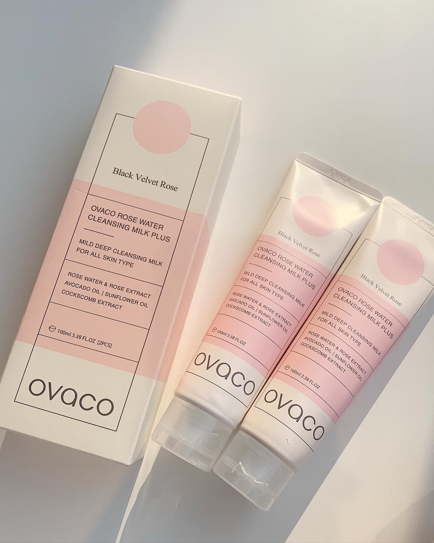 #협찬 💟 OVACO 오바코 로즈워터 클렌징 밀크 플러스 [100ml 2개입] 

화장 지울때 클렌징오일이나 클렌징크림을 사용했는데 특유의 유분감과 번들거리는 느낌이 싫어서 추천받은 제품🥰

번들거림 없이 메이크업과 노폐물을 말끔하게 제거해주는 밀크 제형의 워시오프 저자극 클렌징밀크

 다양한 외부적 요인으로 스트레스 받아 에민해진 피부에도 빠른 진정효과가 있는 제품👍

 장미꽃수와 장미꽃추출물 성분을 가득 담아 피부를 더 촉촉하고 활력있게 만들어주면서 산뜻하면서도 은은한 장미향이 기분도 좋아지게 해요☺️

저처럼 클렌징제품 중에서 번들거림없이 촉촉한 저자극 제품 원하시는 분들께 추천드려요💕

🌷네이버 스마트스토어 링크
: https://smartstore.naver.com/ovacokorea

#ovaco #오바코 #클렌징밀크 #밀크클렌징 #순한클렌저 #메이크업 #노폐물 #저자극클렌저 #피부진정 #촉촉한피부 #화장품맛집 #화장품선물 #선물추천 #오바코에스테 #오바코피부관리샵 #ovacopoom #ovacoesthetics #ovacoskincare #ovacohaircare #ovacobodycare #소니메디 #sonimedi #좋아요반사 #좋반 #선팔맞팔 #맞팔해요