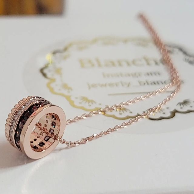 harada kim on Instagram: "블링블링 프리미엄쥬얼리 블랑che @jewerly_blanche 선명한 블랙과 화이트, 골드체인의 조합으로 어느 순간에든 고급스러움을 드러내는 감성 쥬얼리 블랑che 콰트로 목걸이에