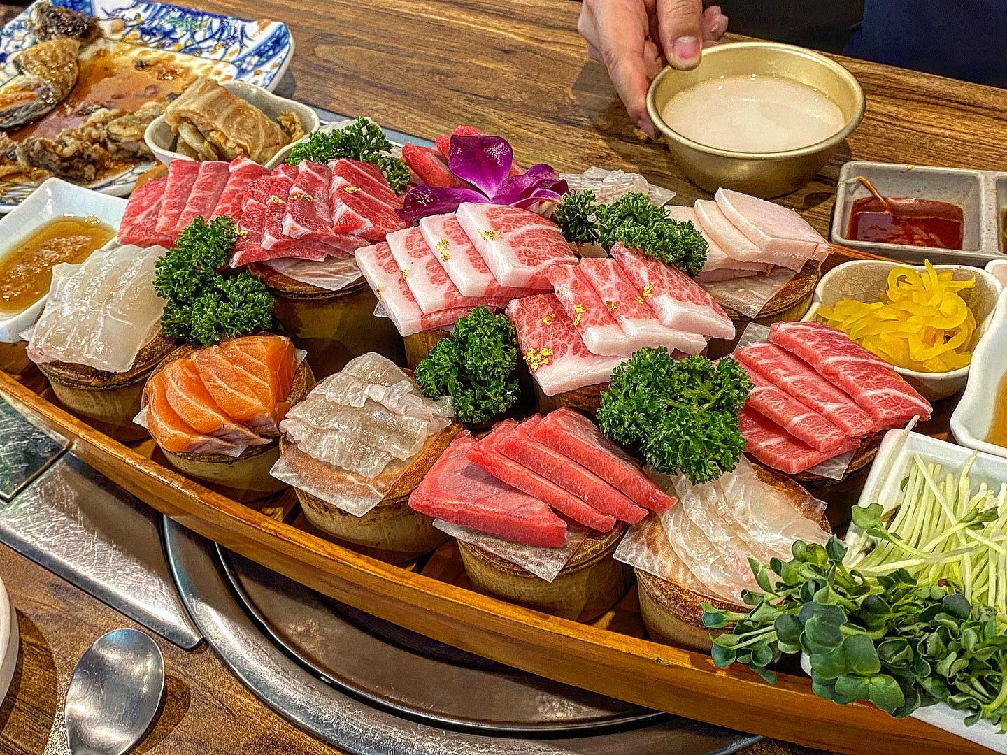 가성비 참치회를 즐길 수 있는 인천 주안에 위치한 하루참치횟집🐟🐟🐟🐟🐟🐟🐟🐟🐟🐟🐟🐟🐟🐟
비싼 참치회를 가성비 있게 부위별로 즐길 수 있는 최고의 참치횟집 입니다!!!
원래 사장님께서 신기기장 골목에서 일 회 라는 횟집으로 작게 가게를 운영하시다가 근처로 확장 이전하시면서 아예 참치만 다루는 전문점으로 가게를 바꾸셨습니다 !!🐷🐷🫶🏻
기본 반찬으로 나오는 두부튀김과 코다리 강정만으로도 술이 쭉쭉 🥹🥹(그 외 찬도 너무 맛나요🐷)
’일회‘집 부터 단골이였는데 사장님께서 가게를 닫으신줄 알고 얼마나 놀랬던지…😂😂😂😂
확장이전한 만큼 매장도 훨씬 깔끔해지고 넓어졌으며,
맛도..최상금 맛도리로 레벨 업 ⬆️⬆️⬆️🔥🔥❤️❤️❤️
인천 참치집 .. 저는 여기로 정착해버렸답니다😂😂😂

-
🔎 인천 미추홀구 인하로 236 주안동1419-8

✔️매 달 1,3번째 화요일 정기 휴무
✔️매주 15:00~1:00까지 영업(23:00시 라스트 오더)
 
확장 이전 하면서 룸도 마련되어 조용한 분위기 속 중요한 모임을 하셔도 될 거 같아요 !! 

🐷사장님께서는 최고급 동원참치만을 고집한다고 하시니 믿고 꼭 한번 방문해보세요!!! (과음 할 수 있으니 주의😂)

⬇️⬇️메뉴판 보러가기⬇️⬇️

https://m.place.naver.com/restaurant/1007523219/menu/list

#내돈내산맛집 #내돈내산후기 #광고아님주의 #참치회 #참치맛집 #참치맛집추천 #인천맛집 #주안맛집 #주안동맛집 #동원참치 #참치 #회 #회맛집 #먹팔 #먹스타그램🍴 #먹스타소통 #먹스타맞팔 #선팔댓글 #소통해요 #맛집공유 #숨은맛집찾기 #댓글반사 #팔로우늘리기 #다이어트는내일부터 #🐷 #먹부림그램 #알콜스타그램