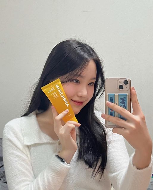 윤영채 on Instagram: "벌써 세번째 @aprilskin_korea 이거 진쨔 좋다,,, 이미 입소문난템🌼 전에 내돈내산으로도 두통이나 썼다구"