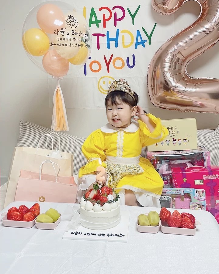-

홍라율이 두번째 탄생일🎂
730일 동안 자라고 배우느냐고 고생이 많은 우리 라율이 고맙고 사랑해❤️

앞으로 평생 더 많은 생일을 엄마아빠와 보내겠지만 태어나 두번째 생일도 특별한 느낌이란다🥹이상하게 울컥😭

엄마도 오늘 널 낳느냐고 힘들었고 
너도 크느냐고 고생 했으니 내일부터는 또 하루 하루를 행복하게 보내자💕

사랑하고 사랑해 홍라유리❤️💕😍😘

#생일 #생일케이크 #두돌생일상