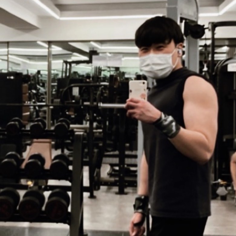 #오운완 
#대흉근 
#삼두 

오늘 하루는 시작부터 기분이 굉장히 좋았어요😆

왜냐하면 어깨에 기분 좋은 근육통이 절 반겼거든요🔥🔥🔥

유튜브에서 발견한 새로운 어깨운동법이 효과가 있었나봐요😁😁😁😁

그래서 오늘은 어깨는 휴식하고 개슴과 삼두 그리고 복근까지 얍얍얍🔥🔥🔥

요즘 케이블에서 하는 플라이류 개슴운동이 너무 잼나요😆😆😆😆

삼두는 늘 하는 라트익과 오헤익💪💪💪

복근은 케이블 크런치 얍얍얍🔥🔥🔥🔥

목요일도 알차게 운동한 철봉이 대견해👍👍👍👍

인친 여러분도 목요팅 하시느라 고생하셨습니다👏👏👏👏 근나잇💪💪💤💤