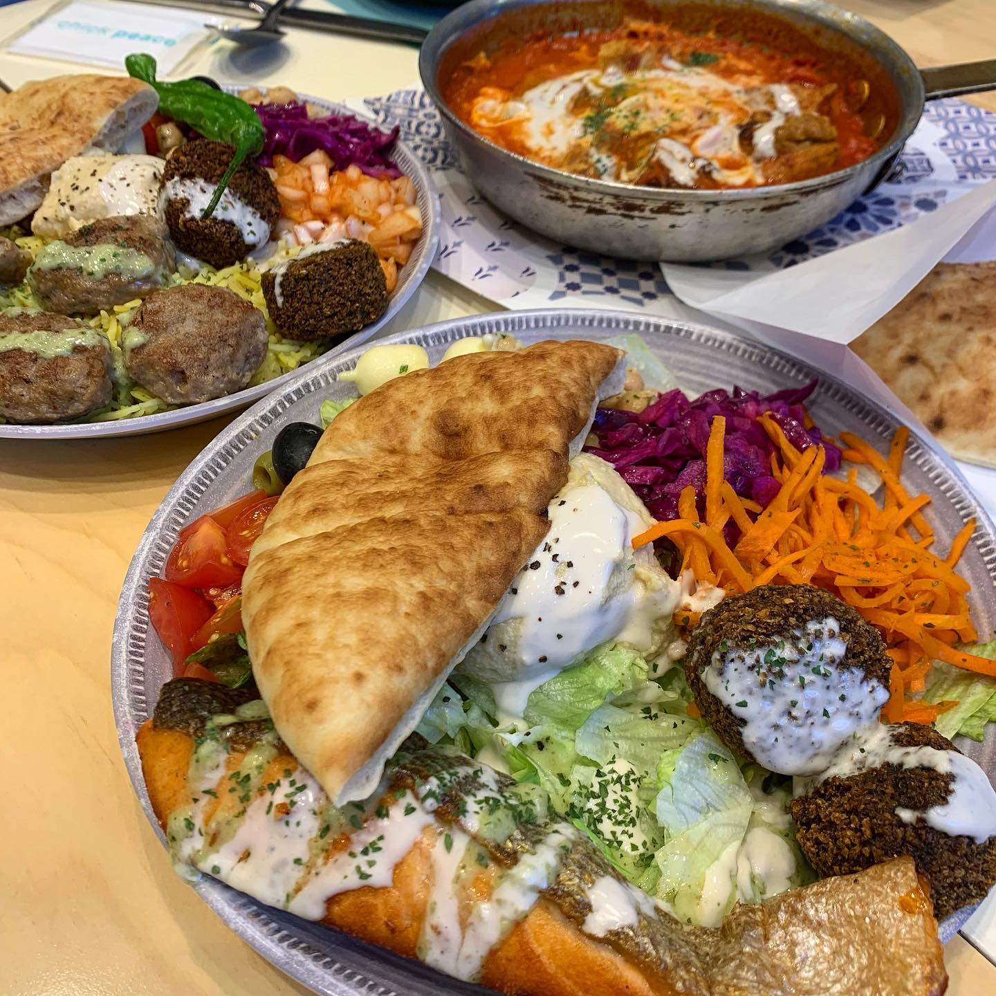 성수 칙피스🐥
맛있는것도 많지만🥹
나름 건강식을 찾아바따🤔
.
지중해식 샐러드맛집🙌
편식하는게 많아서,,걱정했지만😀
전체적으로 너무 맛있게먹었다🙆‍♀️
샥슈카가 맛있다고 했디만
내입맛에는 라이스가 더👍
팔라펠,램케밥미트볼이 내입맛에
딱맞아서 너무 맛있었다🙌
.
산뜻하고 건강한 한끼 어떠세요🙆‍♀️
#성수 #칙피스