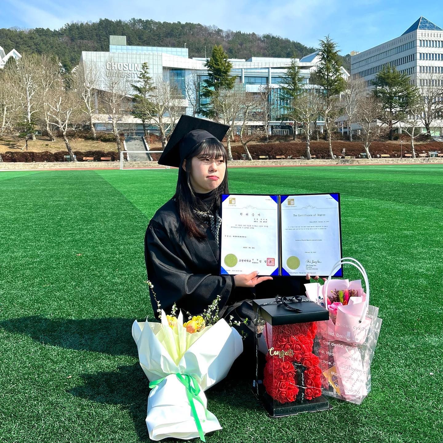 마지막 학교 조럽식👩🏻‍🎓🎓🖤
.
.
.
.
축하해주신 모든 분께 감사드립니당💖
#조선대 #미술체육대학 #체육학과 #졸업 #졸업식 #학생 #학교 #생활 #끝 #🎓
