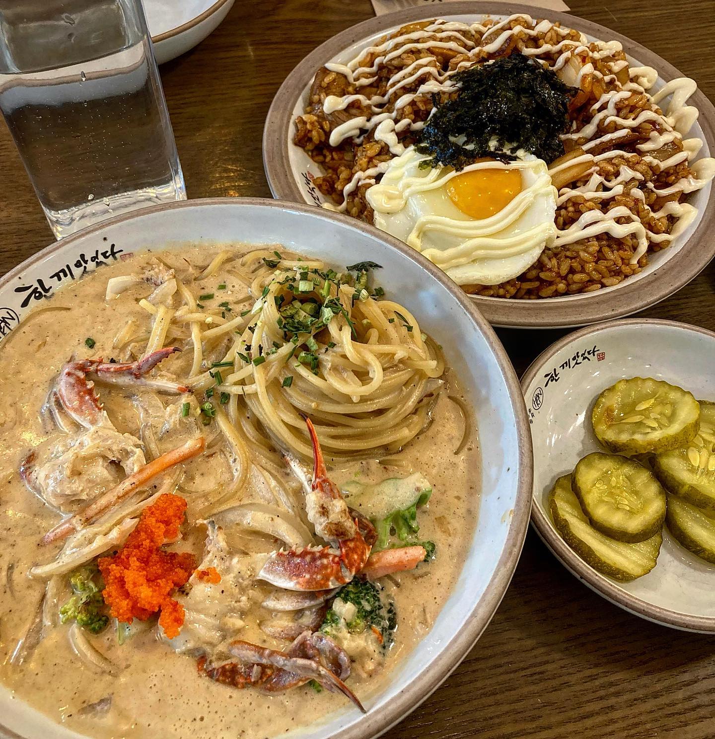 한끼맛있다

✔️ 게살 크림 까르보나라 (9,900)
게장의 풍미를 담아낸 파스타예요. 꾸덕꾸덕 면에 소스가 잘 스며들어 너무 맛있었고 양도 은근 많았어요 ! 가성비 최고 맛집이었어요 •̀ᴗ•́

✔️ 한끼 김치 필라프 (9,900)
반숙 계란과 김치, 김가루, 마요네즈 소스까지 비벼서 한 숟갈 먹으니 정말 맛있었어요 .. 까르보나라와 잘 어울렸고 질리지 않는 맛이었어요 !

#까르보나라 #김치필라프

📍 부산 부산진구 중앙대로692번길 49
.
.
.
#파스타 #한끼맛있다 #부산맛집 #부산파스타 #먹스타그램 #먹스타맞팔 #foodstagram #인스타 #좋아요 #likeforlikes #좋아요반사 #좋반 #선팔 #맞팔 #선팔하면맞팔 #먹스타좋반