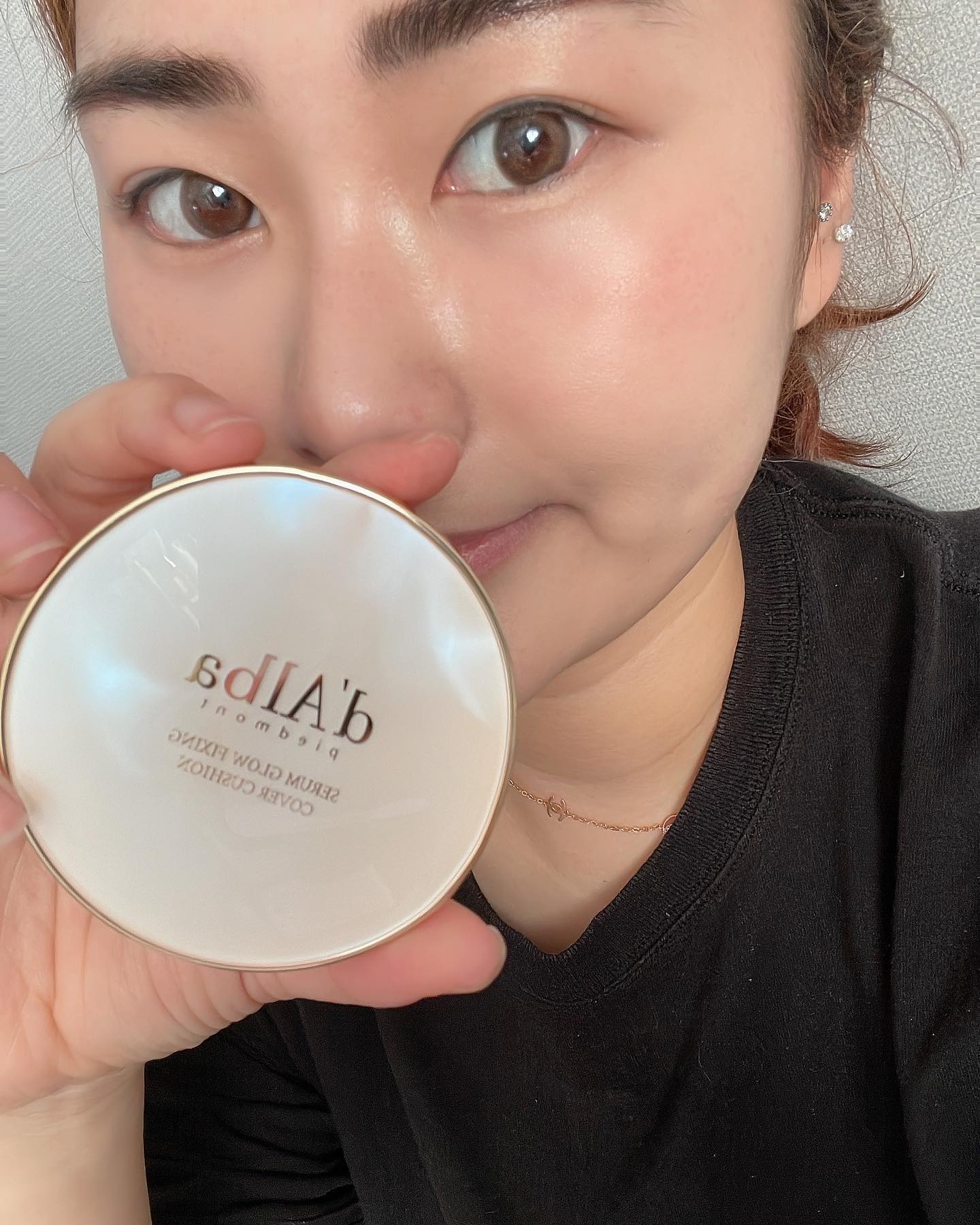 #협찬
나의 최애화장품 달바❤️
국내 저자극 테스트완료되고 이탈리아 비건 V라벨 인증한 제품이예요💛
섬세한 커버와 지속력을 높이는 스페셜 퍼프👍🏻
한번만 두드려 발라도 꼼꼼하게 발리고 섬세하게 발려서 좋더라구요😗

타고난 피부처럼 자연스럽게 얇게 밀착해서 너무찰떡🙃
애낳고 엉망된 피부를 달바쿠션으로 꿀피부 완성😝 
너무좋아요❤️💛

#달바팩트 #달바쿠션 #팩트추천 #쿠션추천 #달바세럼글로우픽싱커버쿠션 #쿠션팩트추천 #화이트트러플 #세럼한통쿠션 #촉촉글로우쿠션