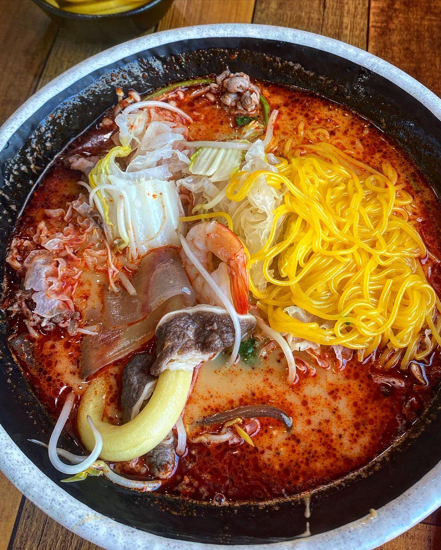 오늘 소개해드릴 맛집은 동춘동에 위치한 마부마라탕&샹궈 입니다 !! 🐷🫶🏻
하하.. 어제 과음을 했더니…..
아침부터 얼얼~하고 매운 국물 요리가 땡기더군요🤣🤣
여기는 제가 종종 찾아가서 해장을 하는 마라탕 맛집인데요!! 
요새 마라탕 맛집이 많이 생겨나고 배달도 많아지는 추세에도 직접 찾아가서 먹게되는 !! …그런 곳 입니다 !!!🐷🐷🐷🐷(숙취를 누르며 찾아가게 되는 그 맛…👍👍🤣🤣🤣🤣)
여기.. 드셔보시면 다른 마라탕집과 정말 ..다르단걸 느껴보실 수 있으실겁니다!!!!! 
마라탕이라고 하면 다 아는 맛, 아는 맛에 재료 식감이지만.. 미세하게 조금식 다른 식감과 깊은 맛을 찾아 느껴보신다면 자꾸 찾아오게 될겁니다 🐽🐽🐽
특히 옥수수면이 다른곳과 좀 다르게 더 쫄깃하고 꼬들(?) 탱탱(?)한 느낌이랄까… 옥수수면만에 퍼지는 식감(?)이 아니라 약간 쫀득 꼬들? 한 느낌에 국물이 사악 베이면…(이곳이..무릉도원..?🤤)
국물도 한국식 마라탕과 중국식 마라탕의 딱 중간에 위치해 너무 중독되고 자꾸 숟가락이 가게 되는 그 맛이랄까요🥹 (칼로리가 어마무시 하다는데.. 맛있음 0칼로리 아니겠어요?!!🤣🤣)
하..진짜 먹어본 사람만 아는 그런 진~한 맛 입니다 🤤🤤🤤
오늘도 욕심것 담다 13000원을 훌쩍 넘겨버린 먹토리 입니다..🤣🤣🤣
인친님들도 한번 꼭 드셔보세요❤️

-
🔎 인천 연수구 앵고개로264번길 30-5 2층 마부마라탕&샹궈

✔️매일11:00~22:30

✔️ 032-814-8889

#마부마라탕 #마라탕맛집 #마라중독❤️ #동춘동맛집 #마라탕재료듬뿍 #아침부터먹방 #해장스타그램 #해장메뉴추천 #숙취엔마라탕 #맛집공유 #먹스타그램🍴 #먹스타소통 #소통해요̆̈ #먹스타맞팔 #먹스타초보 #팔로워환영 #선팔하면맞팔가요 #댓글소통 #먹팔선팔 #🐽 #🐷 #다이어트는내일부터 #마라탕다이어트중 #점심메뉴추천 #해장그램 #인천맛집 #인천마라탕맛집 #내돈내산 #동네맛집탐방