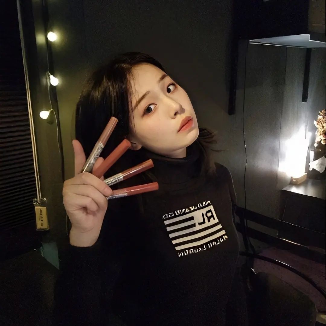 #제품제공 maybelline

ULTIMATTE LIPSTIC으로
부드럽고 당당한 에티튜드를💄 

메이블린 뉴욕의 얼티매트립스틱
신규 네가지 컬러를 만나봤어요!

[COLOR]
699 페일누드핑크 - 차분하고 세련된 핑크빛 누드 컬러
1288 코랄브라운 - 코랄 한방울 섞인 차분한 브라운 컬러 (Haesa PICK)
288 마르살라 레드 - 붉은 석양빛 컬러
988 모브베리 - 밀키한 핑크베리 컬러

45도 깎인 슬림 타입 립으로
브러쉬 없이도 정교한 연출이 가능한 점, 
힙한 패키징이 마음에 들었어요💋 

네이버 브랜드 몰에서 1+1 이벤트
진행 중이니 만나러 가보세요!

#메이블린뉴욕 #메이블린 #maybellinenewyork #얼티매트립스틱 #메이블린뉴욕립스틱 #maybelline #오버립 #오버립메이크업 #vencoch