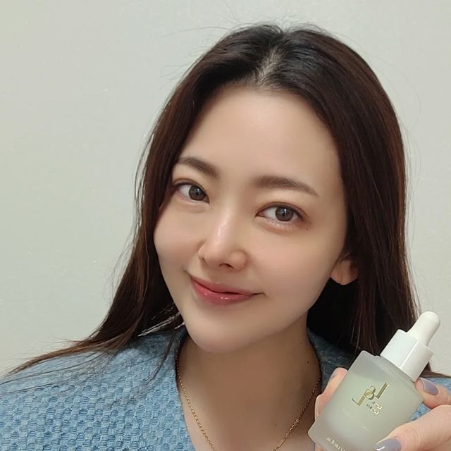 윤서 on Instagram: "#광고 @locknlocku.official 기미 색소 침착 앰플 추천! #락앤라쿠 락앤라쿠 트리플 블랑쉬 앰플 3층구조 저자극 TXA 20000ppm 고함량 함유 피부 진정 병풀 추출물 68% 세라마이드 믹스
