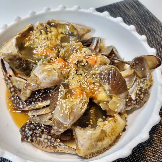 𝐅𝐎𝐎𝐃𝐘_𝐓𝐎𝐔𝐑🧳😋 on Instagram: "#광고
맛있는 게살과 알이 꽉찬 원조밥도둑 
간장게장으로 맛있는 저녁한끼 뚝딱🤍

짜디짠 간장게장 별로 안좋아하는 
사람도 무조건 맛있게 먹을 수 있는 
간장게장 추천드려요🙌

맛좋기로 유명한 진도에서 직접 공수해온
싱싱한 암꽃게로 만든 인생전복 간장게장은 
3無(무방부제,무색소,무조미료)제품이라 
믿고먹을 수 있는 제품이에요✔

선물로도 손색없는 개별 에어포장으로 
당일배송와서 신선함은 물론 선별된 꽃게를 
5차례 세척해 꺼내보면 게장 상태가 정말 좋아요👍

삼삼한 간을 좋아하는사람은 1~2일간 
냉장고에서 숙성시켜먹으면 좋다고해서 
2일만에 꺼내먹어보니 딱 우리집 입맛저격🔫

채수와 함께 천연재료를 오랜시간 끓여낸 
저염 특제소스에 숙성되서 1도 짜지 않고 
감칠맛이 폭팔하는 알배기 간장게장이에요🦀

소스가 짜지않고 정말 맛있어서 동봉되어온 
맛있게 먹는법(뜨끈한밥에 참기름+버터+계란) 
참고해서 따라해먹었는데 고소하니 입맛돋구기로 
최고인 추억의 간장계란밥이 완성됬어요🤤
당분간 점심은 인생전복 게장소스로 해결가능🤭

 
📍인생전복 간장게장 할인중이라니 구매하러 고고!
 https://m.smartstore.naver.com/coolkdm/products/6973090044?
 
 
 

#오늘뭐먹지? #인생전복장 #알배기간장게장 #간장게장
#꽃게장 #게장 #게장맛집 #인생간장게장 #저염간장게장
#간장계란밥 #저염간장 #맛간장 #먹스타 #게장스타그램"
