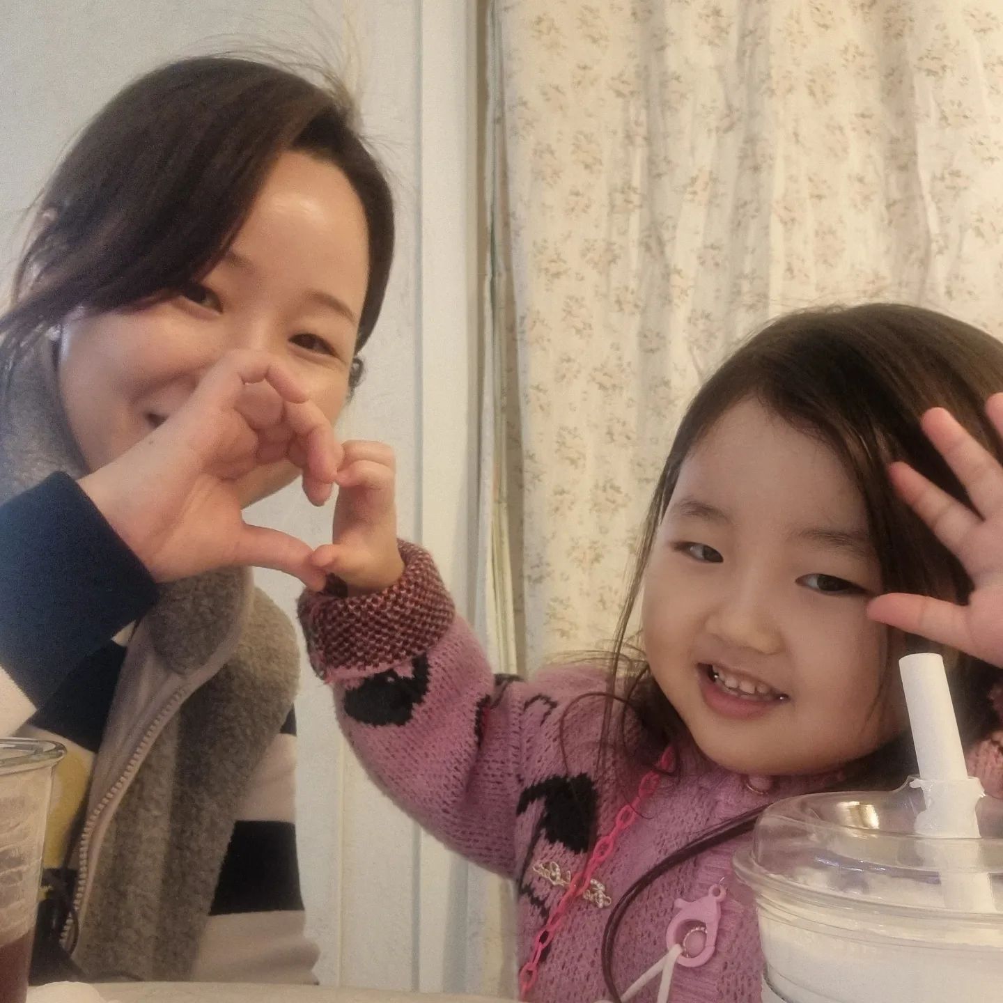 가보고싶었던#오브테
송이가 하트랑 뽀뽀도 하자고🫶
오늘로 단둘이 데이트는 끝끝끝
내일부턴 아들도 함께 셋🫥
#백송이#엄마랑둘이데이트#딸스타그램#오브테#핫플#신포동카페#신포시장