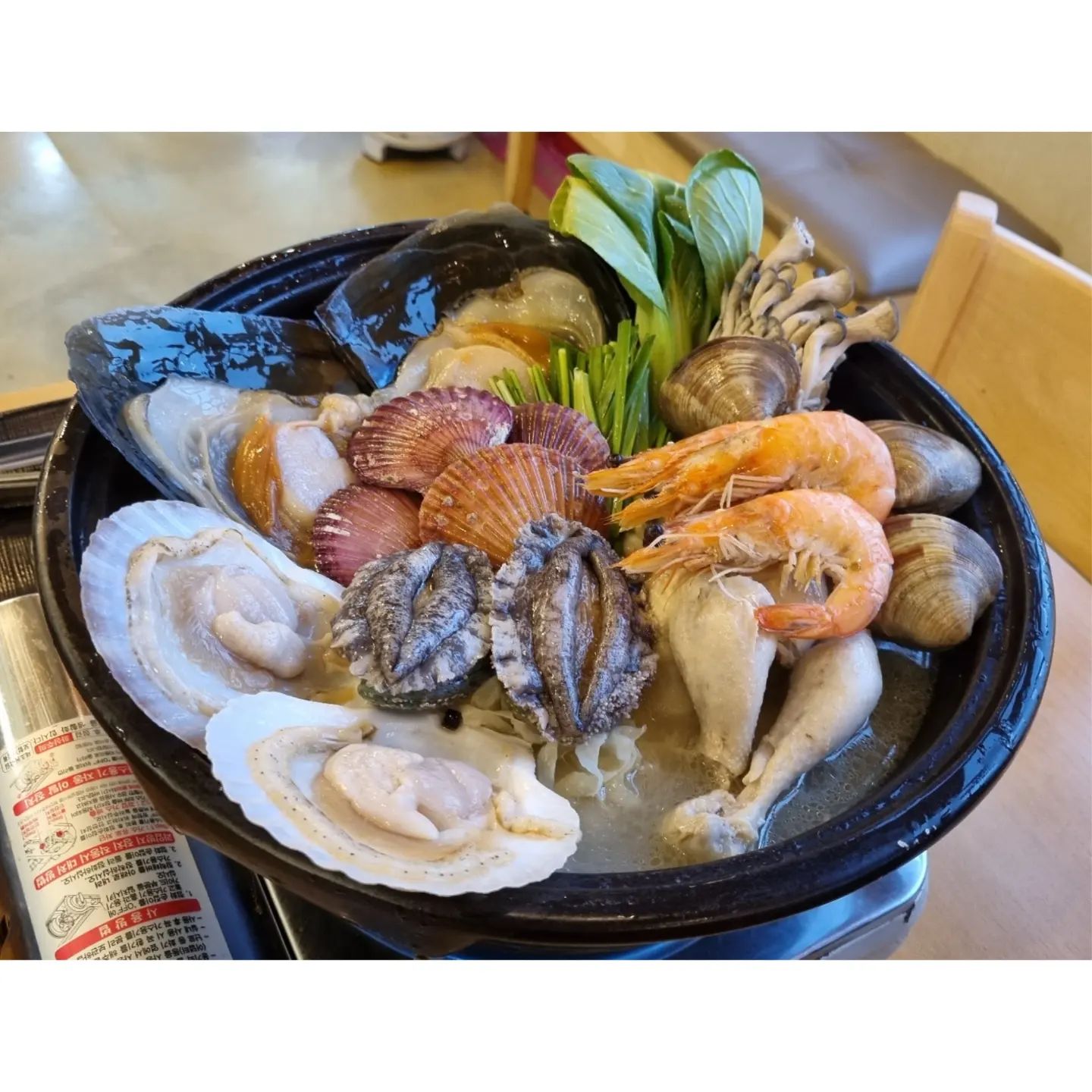 기장 동부산아울렛에 데이트하러 갔다가 #수가든카페 에서 푸짐하면서 맛있는 보양식으로 #해신탕 먹고 왔어요~!!🫶🏻

✔️카페같은 아늑한 분위기에서 닭 1마리와 전복, 가리비, 키조개, 홍가리비, 백상합, 산낙지, 새우, 은이버섯, 느타리버섯, 청경채, 부추 등등 정말 푸짐하게 들어있는 해신탕을 먹을 수 있었어요.🐙🦐

✔️수조에서 바로 꺼낸 신선한 재료를 이용하여 만든 해신탕인데 고급 해산물과 닭까지 먹기 좋게 손질해주셔서 편하게 먹기만 하면 됐어요.🦑💜

✔️여러 종류이 소금과 국내산 김치, 푸짐한 밑반찬이 있어서 다양하게 조합하여 먹을 수 있고 귀한 산삼까지 주셔서 몸보신 제대로 하고 왔네요.💪

⭐️해신탕을 다 먹은 후 배가 불러도 죽은 놓칠 수 없잖아요~? 죽도 너무 맛있어서 꼭 드셔야합니다.‼️

해신탕의 육수부터 다 맛있으면서 건강하게 먹을 수 있는 육해공 보양식이었네요.

✅️분위기 너무 좋은 곳이라 다음에는 부모님 모시고 보양식 먹으러 와야겠어요~!! 부산에서 여행하며 맛있게 먹을 수 있는 기장 맛집 찾으시면 무조건 수가든카페 찐추천합니다.👍🏻

📌위치 - 부산 기장군 장안읍 오리길 89 

yong___bee

#수가든카페 #기장맛집 #기장장안맛집 #부산기장맛집 #기장가볼만한곳 #기장맛집추천 #부산맛집 #부산가볼만한곳 #부산맛집추천 #부산여행 #기장여행 #기장데이트 #기장핫플 #기장해신탕 #부산해신탕 #기장해산물 #기장해물탕 #기장백숙