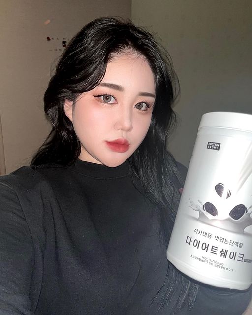 🪞박 수 형🪞 on Instagram: "🖤수형 X 프로틴스토리🖤. . 요즘 PT를 시작한 나! 헬린이에게 너무 딱 맞는 프로틴><🍪🍫🥛 cookies and cream flavor 🤍 비리지 않고 부담 없이 달달하며 바쁠때 한끼