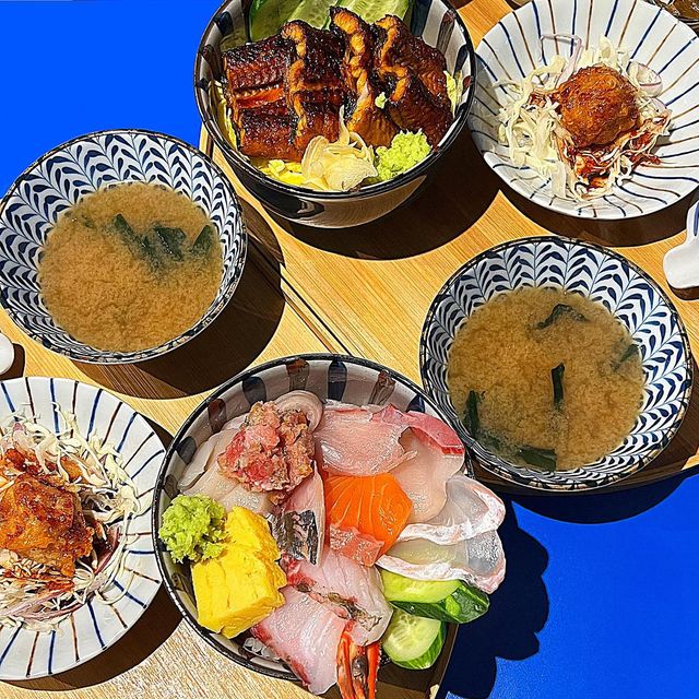 ❥ ❥한가커플❥ ❥ on Instagram: "[히타히타식당] #협찬 분당 카이센동 맛집 추천 들어갑니다👍👍

수원에서 가까운 곳으로 데이트를 가고 싶어서 어디가지 고민하던 찰나! 근처 분당에서 좋은 연락이 닿았습니다🙋‍♀️❤️🙋‍♂️

회를 좋아하는 가현이와 장어를 좋아하는 한수에게 정말 딱 안성맞춤인 곳을 여러분들께 소개합니다🎉🎉

🔸히타히타(ひたひた)란?

철썩철썩이라는 의미로 오로지 파도 소리만이 들리는 한적한 해안가를 연상시키고 휴식 같은 식사를 제공하기 위한 사장님의 마음이 담긴 이름이라고 하네요😍

한상 차림으로 트레이에 담겨 음식들이 나오는데 약간 오마카세를 생각나게 하는 비주얼과 맛은 아직도 잊질 못해요..😋

알고보니 사장님께서 20년 경력의 일식 오마카세 셰프님이셨고 카이센동 전문점인 히타히타를 갓 오픈하신거였어요!! 역시 셰프님 손맛이 크으..💙

기본적으로 저희가 간 시간대는 오후 6시였고 손님들께서 계속 들어오시더라구요! 홀에 좌석이 많지 않기 때문에 미리 #예약 하시는걸 추천합니다💕

그리고 배달 어플을 통해 포장이나 배달도 되니, 집에서도 고급진 맛을 챙기고 싶을 때 아주 좋겠죠?!

자랑을 하니까 서론이 너무 길었네요 이제 저희가 즐긴 메뉴를 한번 쭈르륵 보실까요?!🥳🥳
🔹제철의 재료를 느낄 수 있는‘카이센동’
🔹보양식으로 많이 찾는 ‘우나기동’
🔹보들보들 부드러운 ‘가리비우니크림구이’
🔹절대 포기 못해 ‘우메보시&화요 하이볼’

히타히타의 메인 메뉴인 카이센동은 진짜 진심 말해뭐해..❤️ 밥 위에 한 가득 올려져 있는 회를 보니 보자마자 웃음 나오고 고소하고 부드러운 회를 종류별로 먹는 것도 모자라 이 가격에 먹을 수 있는게 너무 좋아요❤️❤️

그리고 윤기 반짝한 회를 먹다보면 청량감 가득한 음료나 주류가 땡기기 마련이잖아요! 이곳에서는 하이볼, 와인, 주류, 음료 등등 취향별로 준비되어 있으니 좋았어요! 특히, 한수가 우메보시 하이볼을 추천한다고 꼭 써달라고 하네요😁😁

오늘도 너무너무 잘 먹었습니다!
2만원대에 행복가득한 접시를 와구와구 먹으니 기분도 좋고 이정도의 퀄리티를 집 근처에서 이 가격에 먹으니 너무 가성비 좋았어요!! 분당에서 데이트 하실때 이곳 꼭 추천드릴게요❤️

📍히타히타식당
:경기 성남시 분당구 정자일로 140 엠코헤리츠 2단지 125호

#히타히타식당 #카이센동 #카이센동맛집 #성남맛집 #분당맛집 #정자동맛집 #분당일식
#분당일식집 #성남일식집 #분당점심 #성남카이센동 #분당카이센동 #분당데이트 #정자동술집 #커플데이트 #커플맛집 #분당추천 #❤️"