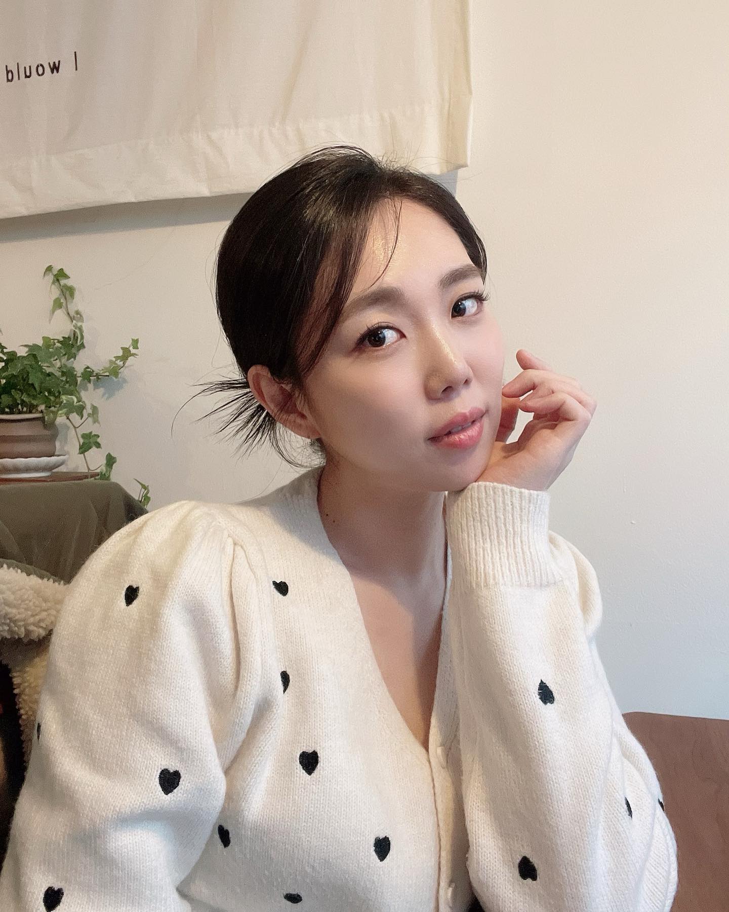 셀카도 어색해😌
#오랜만에#내사진#셀카#꽃받침#까치머리