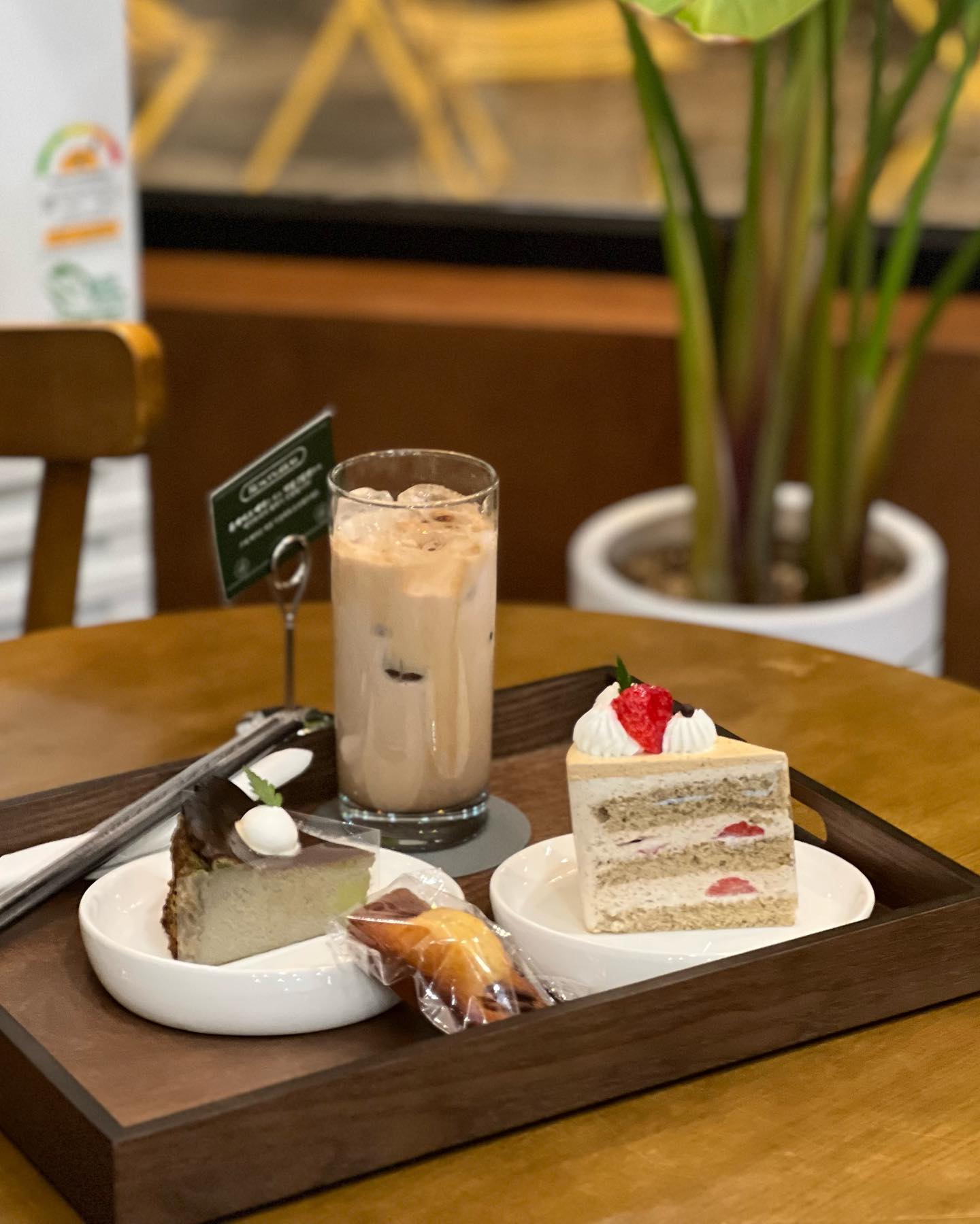 #협찬 owa_cake_byeollae 

📍오와케이크 별내본점
경기 남양주시 두물로27번길 18-6 1층

프리미엄 케이크 프렌차이즈 오와케이크
본점이 바로 남양주 별내 카페거리에 위치해 있더라고요
여긴 전에도 몇번 방문했던 곳인데
케이크 퀄리티가 정말 끝내줘요 ,, 🍰❤️

오와케이크에서는 제철과일로 만든 케이크와
다른 곳에서는 볼 수 없는 개성 넘치는
케이크들을 만나볼 수 있답니다 

- 말차 치즈 바스크 6,500원
- 얼그레이 딸기 7,000원
- 로얄밀크티 6,000원

동네에 이런 케이크 맛집이 있어서
넘나 행복합니다 🤭🧡

#오와케이크 #오와케이크별내 #별내카페거리