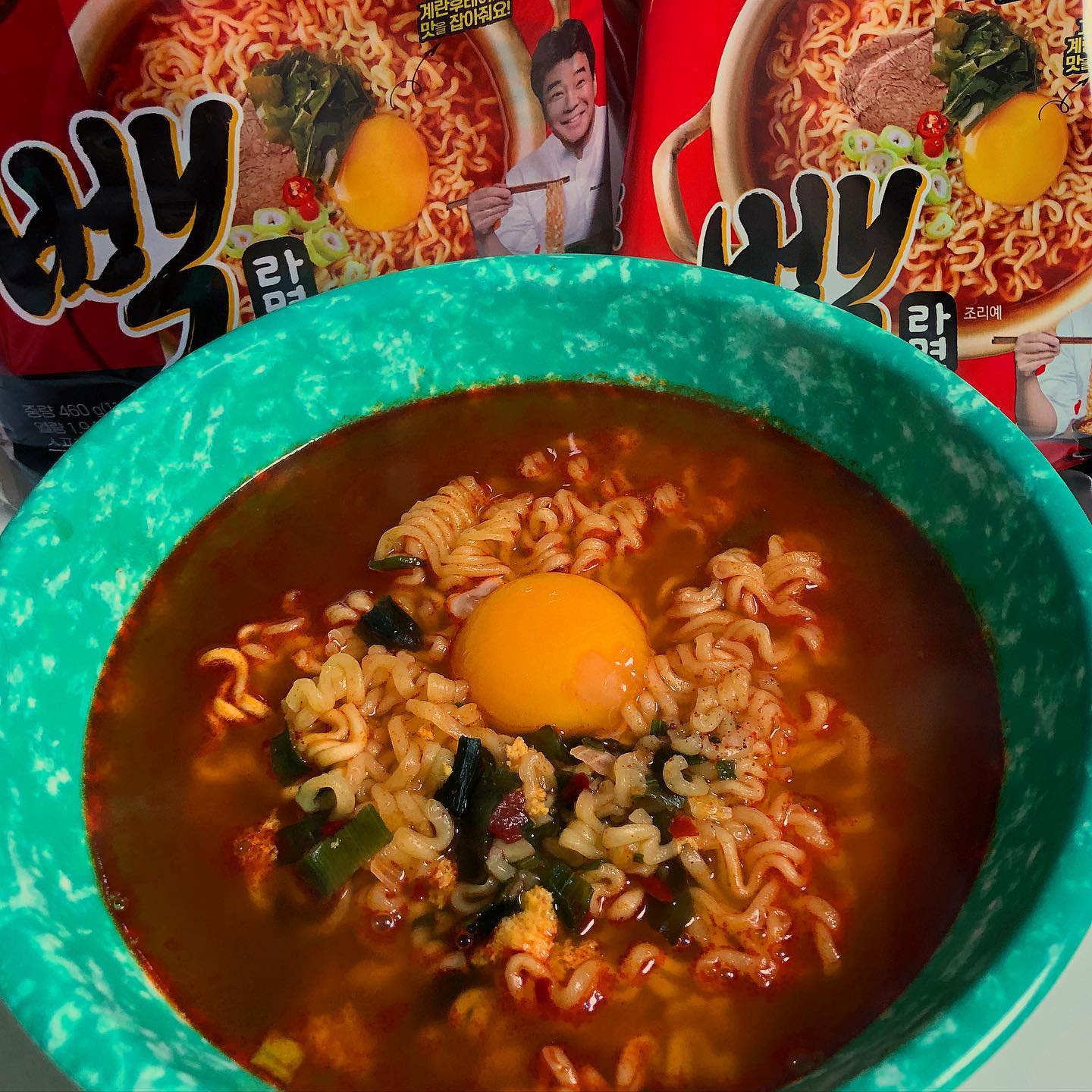 #협찬 백종원의 빽라면🍜

이시간 야식으로 빼놓을 수 없는 라면😋
신상인 빽라면 먹어봤어요!

기본 건더기스프가 푸짐해서 그런지
끓일때부터 찐한 향이 퍼져요
맵기는 일반 매콤라면 정도~

저는 깔꼼하게 계란 노른자랑 후추만 더해 먹었는데
후추톡톡+노른자에 면 찍먹! 완전추천👍🏻👍🏻

국물이 맛있어서 순두부라면도 맛있을거같지만
또 다른 레시피로 예전에 따라한적있는
#제주많은돼지라면_찌떼 👈🏻 요거 추천🤗
태그 눌러서 확인해보세용

📍구매 : 이마트, 더본마켓 thebornmarket 

#라면#빽라면#라면레시피#라면추천#해장라면#맛있는라면#맛있는라면추천#얼큰한라면#신상라면#백종원라면#봉지라면#라면맛집#얼큰한국물#얼큰라면#시원한라면#캠핑라면#간단요리#라면국물#저녁메뉴#저메추#면스타그램#호로록#면치기#야식추천