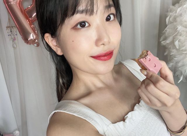 백설탕 on Instagram: "#협찬 아침마다 아메리카노랑 같이 먹을 짝꿍 발견💕 브릭샌드 휘낭시에💕 다들 빵 좋아하시나요?? 종류가 너무 많아서 처음에 어떤거부터 먹을까 행복한 고민😘 받아