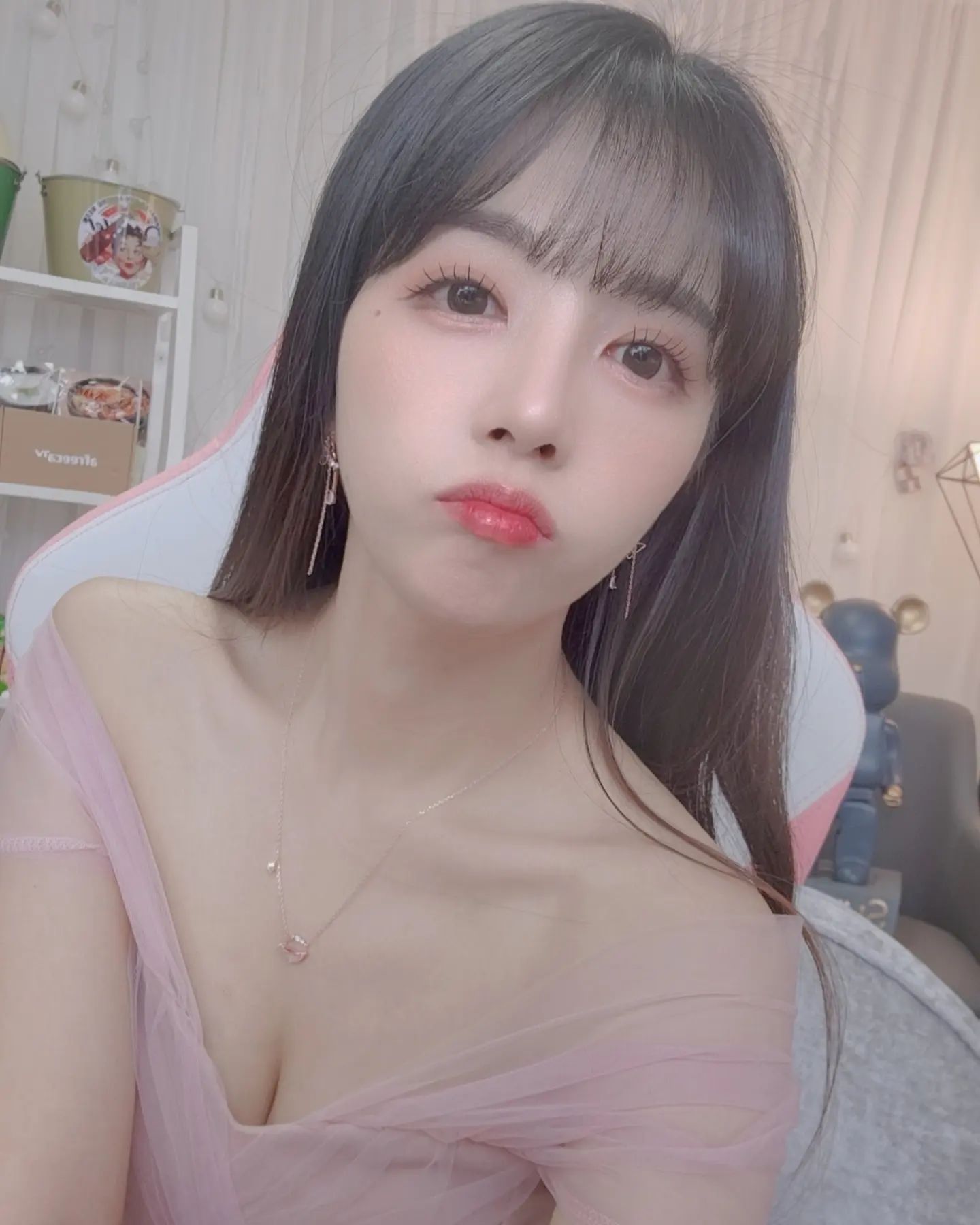 💬
도은아 이번달도고생해따~
유튜브 파트너도 되었다:)
헤헤 비록요즘 방송시간이 
뒤죽박죽이긴하지만.
조금씩이뤄내는중 😊
이번달 진영물.신의복나이따~
서버최초당^^* 최초의주인공이
내가됐다니! 너무좋고~♡
재밌는게임만들어준게임사.
감샤합니당 😆❤️
