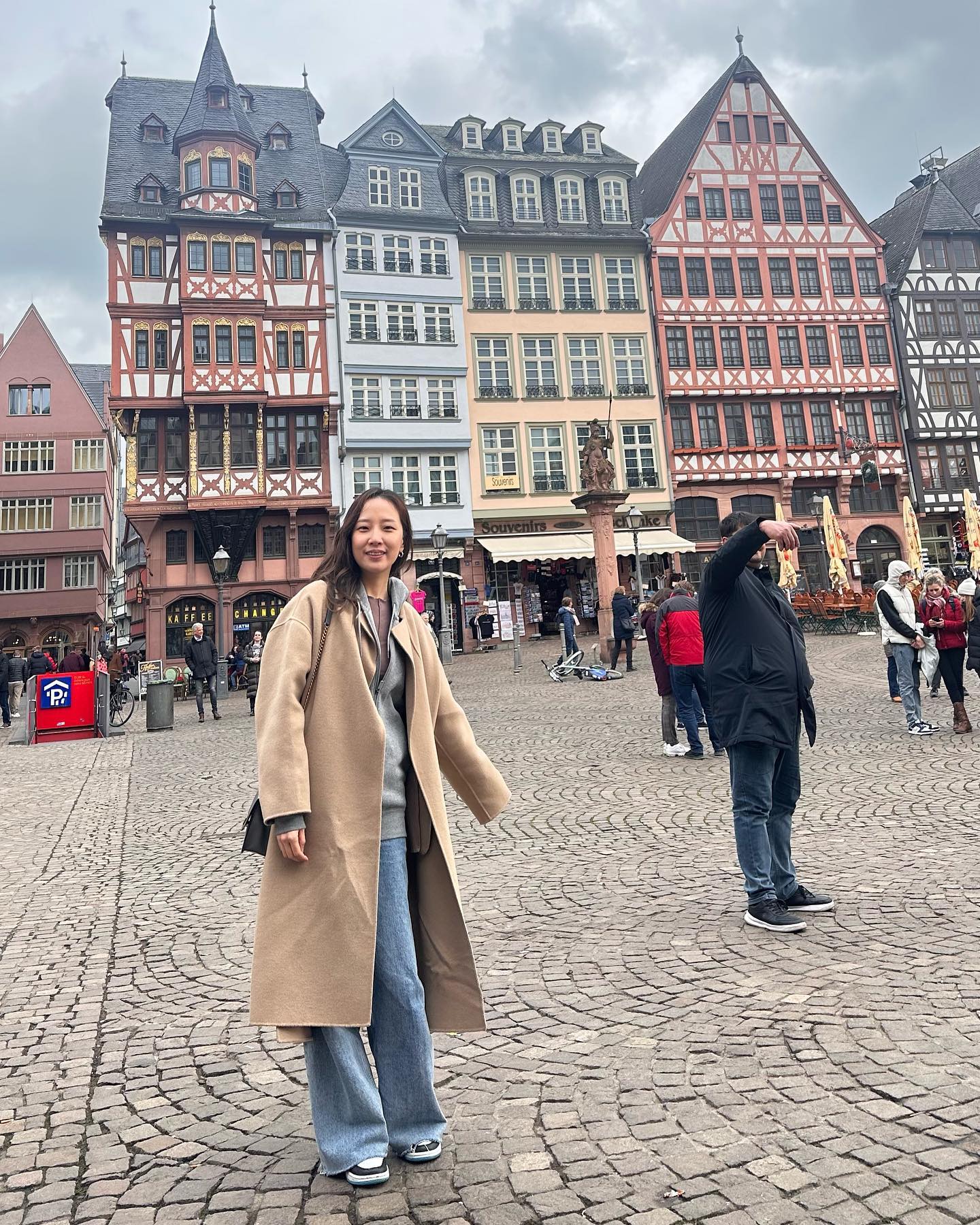 Frankfurt 🇩🇪
The weather is bad, but kind Germans. 좋아 JO-A!