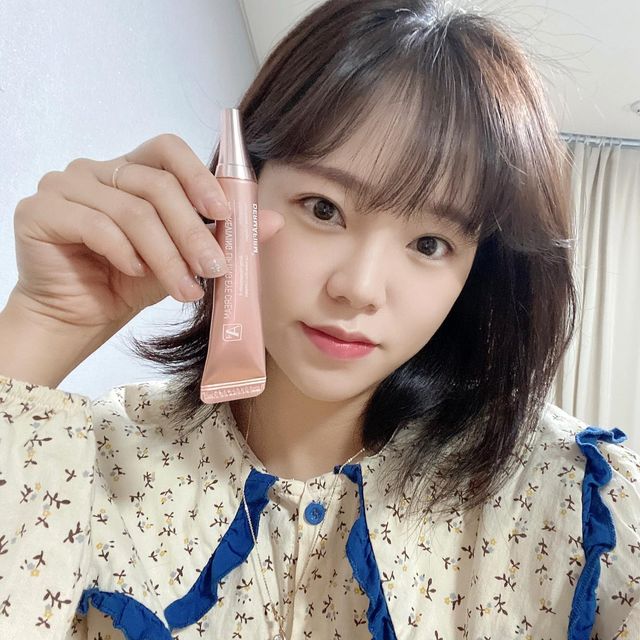 수진 on Instagram: "#제품협찬 촉촉한 눈가를 위한 제품👀 연약한 눈가를 탄력있게 관리하는 할 수 있고 비타민C의 6,000배 항산화력으로 알려진 아스타잔틴 성분이 주성분입니다~😇 쫀쫀한 텍