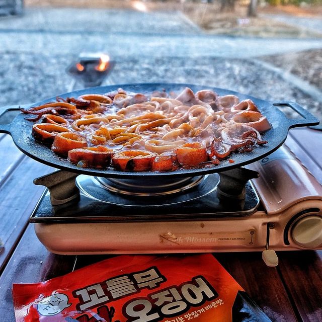 먹스타 사각❣️❣️ on Instagram: "#광고

안녕하세요❤️
캠핑에서 즐기는 빨간맛 !! 끼닛 꼬들무불오징어볶음을 먹어보았습니다

⛺️ 캠핑가서 n번째 먹는 끼닛 꼬들무불오징어볶음 !! 한번도 안먹어본 사람은 있어도, 힌번만 먹긴 힘든 음식이에요 완전 중독성 기득 맛있거든요

🦑 지금까지 먹어본 오징어볶음, 어떤 빨간류의 볶음 양념 중 가장 ! 맛있었던 끼닛 꼬들무불오징어볶음 !! 달콤 매콤의 조화가 끝내줍니당

⛺️ 자연산 자숙 오징어만을 사용해서 아주 쫄깃 하고, 탱탱한 오징어 !! 두마리가 통째로들어가 있어요

🦑 꼼꼼하게 세척하고 손질해서 보내주셔서 진짜 신선하고 맛있습니당

⛺️ 달큰하면서도 오도독한 식감의 꼬들무가 듬뿍 들어가 있어서 시원한 단맛도 느껴지고 식감이 너무너무 좋아요

🦑 소스는 정말 맛있게 매콤해서 오징어와도 잘어울리고 !! 우동사리넣어 먹어도 굿 !! 밥 볶아 먹어도 굿굿 !!! 술안주로도 최고 !

⛺️ 오징어랑 양념 넣고 4분? 정도면 완성 !! 캠핑 음식으로 딱이에용

🦑 요알못이 만들어도 풍미작살 ! 극강의 맛 ! 끼닛 꼬들무불오징어볶음 추천합니다

⛺️ @kkineat_official

#끼닛 #꼬들무불오징어 #오징어볶음 #캠핑밀키트
#캠핑음식 #캠핑요리 #밀키트추천 #손질오징어 #자숙오징어 #매운안주 #술안주 #캠핑음식추천 #캠핑요리추천 #캠핑술안주 #캠핑 #캠핑스타그램"