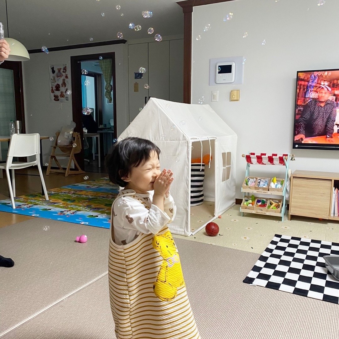 갑자기 추워진 날 💨
집에서 놀 때는 비눗방울이 딱!

#두돌아기 #육아일상📷 #주말육아그램 
#곱슬머리아기 #쥐띠아기맘 
#비눗방울놀이 #집콕놀이아이템 #집콕놀이🏠 #놀이육아