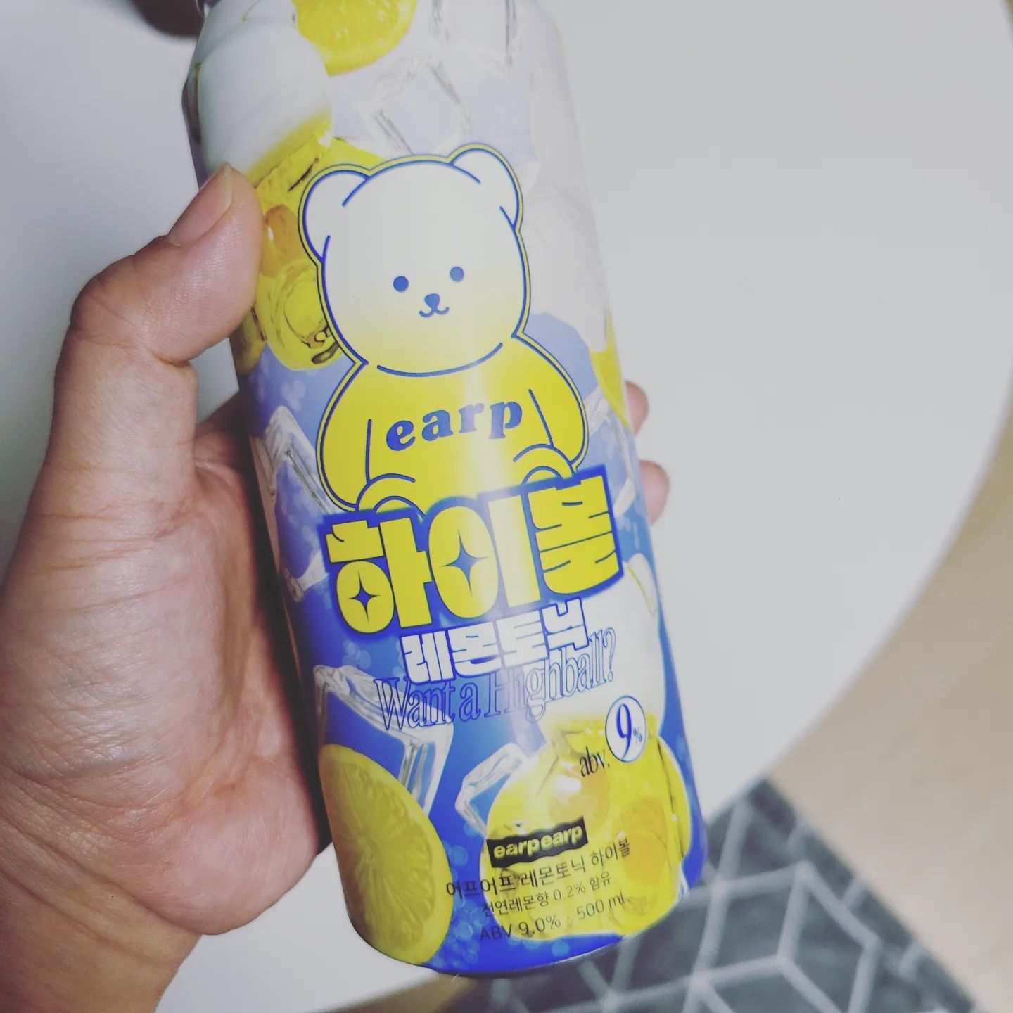 #하이볼

맛있다길래 CU에서 3캔에 만이천원인가 주고 사왔는데

너무 쓰다🥺토닉워터 좀더 부워서 달달하게 마시는게 내스타일~ 알콜9% 😱

역시 술은 집밖에서 마셔야 제맛
집에서 마심 너무 어지러워😝

#CU#집술#취한다그램#알코올그램#하이볼레몬토닉#술스타그램#오늘하루마무리#수고했어오늘도