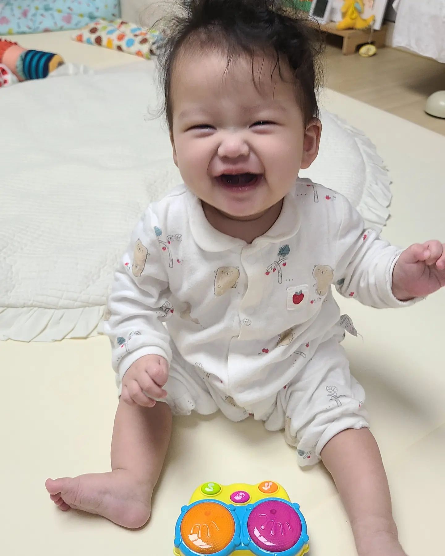 우리 율이 처음으로 제대로 앉은 날
기기도 전에 앉다니!!
앉아도 픽픽 쓰러지더니ㅋㅋ
허리 쑤욱 피고 앉기 성공😍
율이도 신나서 방긋방긋😆

#딸스타그램 #앉기성공 #D+198 #육아