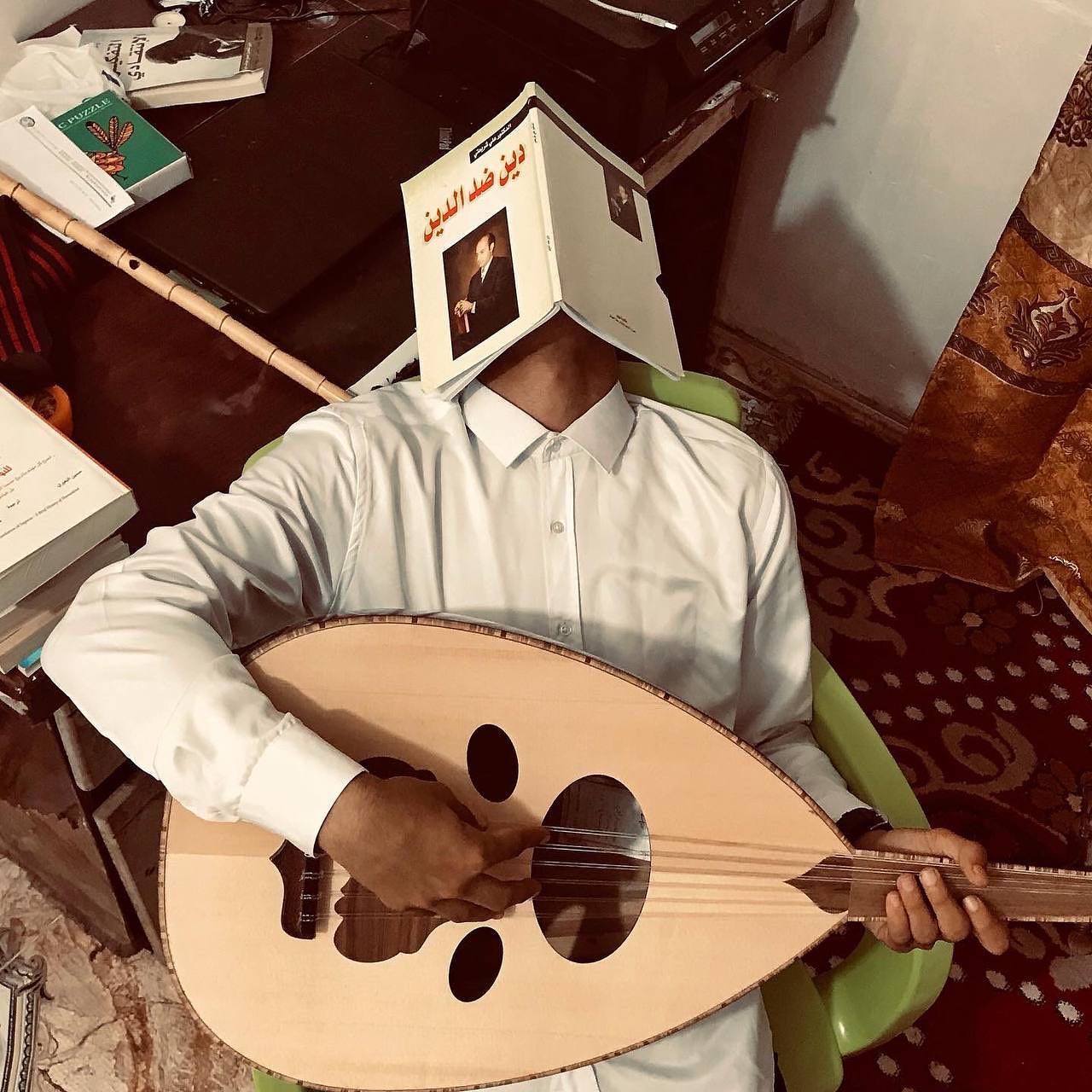 منَ مُدةً 
وأنا أكتب 
 عن اشياء
 لا تُناسب حقيقتي
 بإي شكلٍ 
لكن مآ الحيلة ؟! 
الكتابة بمُختلفِ أشكالها 
تجعلني أعيش 
وهذهِ هَيِ طريقة عيشي 

_حسون