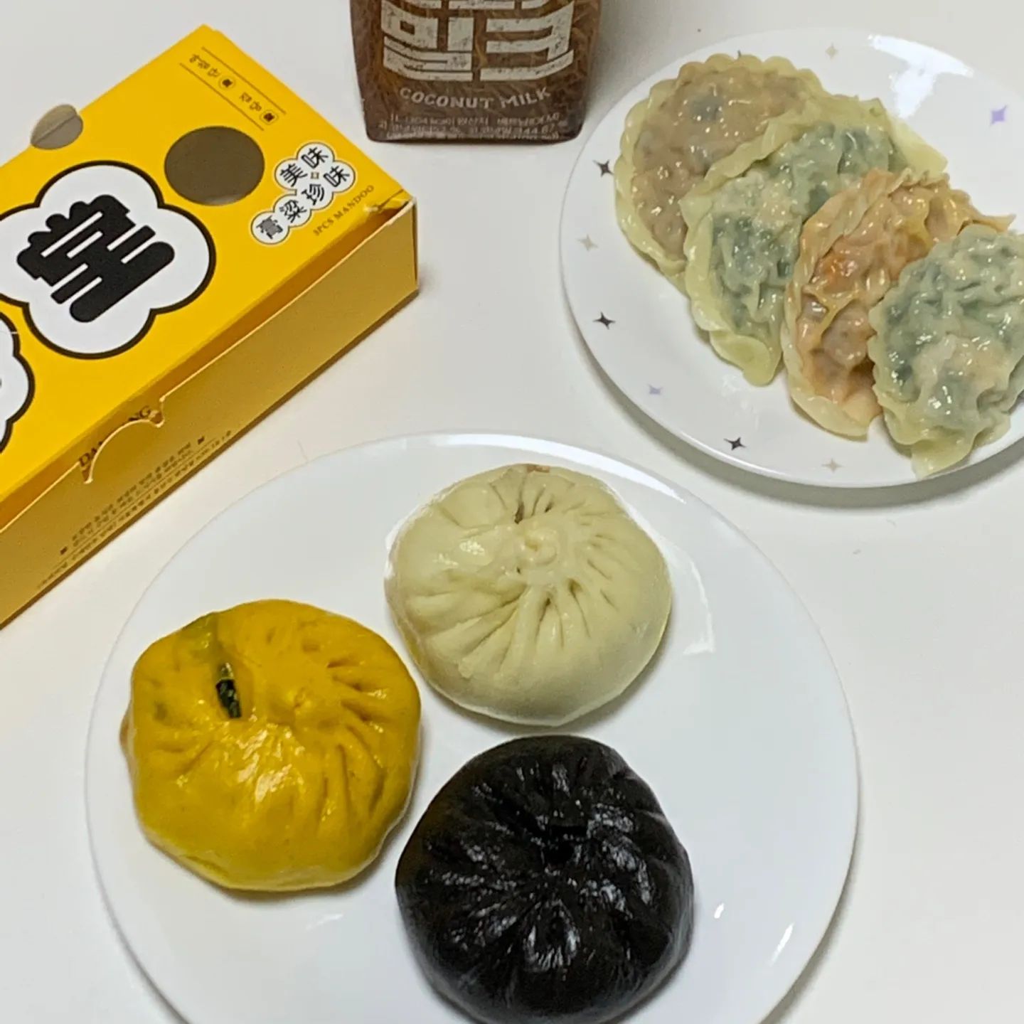 🐥용산_ #단당 #협찬

만두 러버들 모여라!!! 만두 맛집 가고싶은 분들 모여라!! 입안 가득 육즙 팡팡 만두 맛집 단당에 다녀왔어요!

생활의 달인에 나온 만두 맛집이여서 더더 기대하고 다녀온 단당인데요! 역시 기대를 저버리지 않는 단당이였습니다! 평소에 만두를 자주 집에서 먹는데요! 제가 용산에 살지않는것이 아쉬울뿐!! 
포장해서 집에서 데워 먹었는데도 맛있더라구요! 바로 먹어야 더더 맛있지만 식었다가 데워서 먹었는데도 맛있었답니다! 

속이 꽉꽉 가득 찬 단당의 시그니처 메뉴인 3색 왕만두는 3가지 종류로 맛도 다른 만두인데요! 검정 만두는 먹물 왕만두, 노랑 왕만두는 채식 왕만두 그리고 흰 왕만두는 기본 왕만두 입니다! 다양하고 맛있는 시그니처 왕만두 중에 개인적으로 저는 기본 왕만두가 제일 맛있더라구요! 만두가 찐빵같은 식감인데 속은 완전 실해서 최고!!
시그니처 3색 왕만두도 다양해서 맛있지만 교자만두도 맛도 다양해서 좋아하는걸로 골라먹는 재미 있을꺼같아요! 

매장에서 보니 만두 말고도 다양하게 다른 메뉴도 있었는데 못먹고 온게 아쉬웠답니다! 면류도 다양하게 있었는데 만두랑 완전 찰떡쿵할꺼같앴어요! 다음에 다시 방문해서 만두랑 홍콩탕면이랑 같이 먹고 와야겠어요!!

만두 좋아하시는 분들 왕왕 추천드립니다!! 

🥟모둠왕만두세트 : 13500원

📌서울 용산구 대사관로24길 15 1층
📌매일 08:00 ~ 20:00
#이태원만두 #한남동만두 #포장만두 #만두 #왕만두 #딤섬 #신상맛집 #만두맛집 #생활의달인 #백화점만두 #맛집