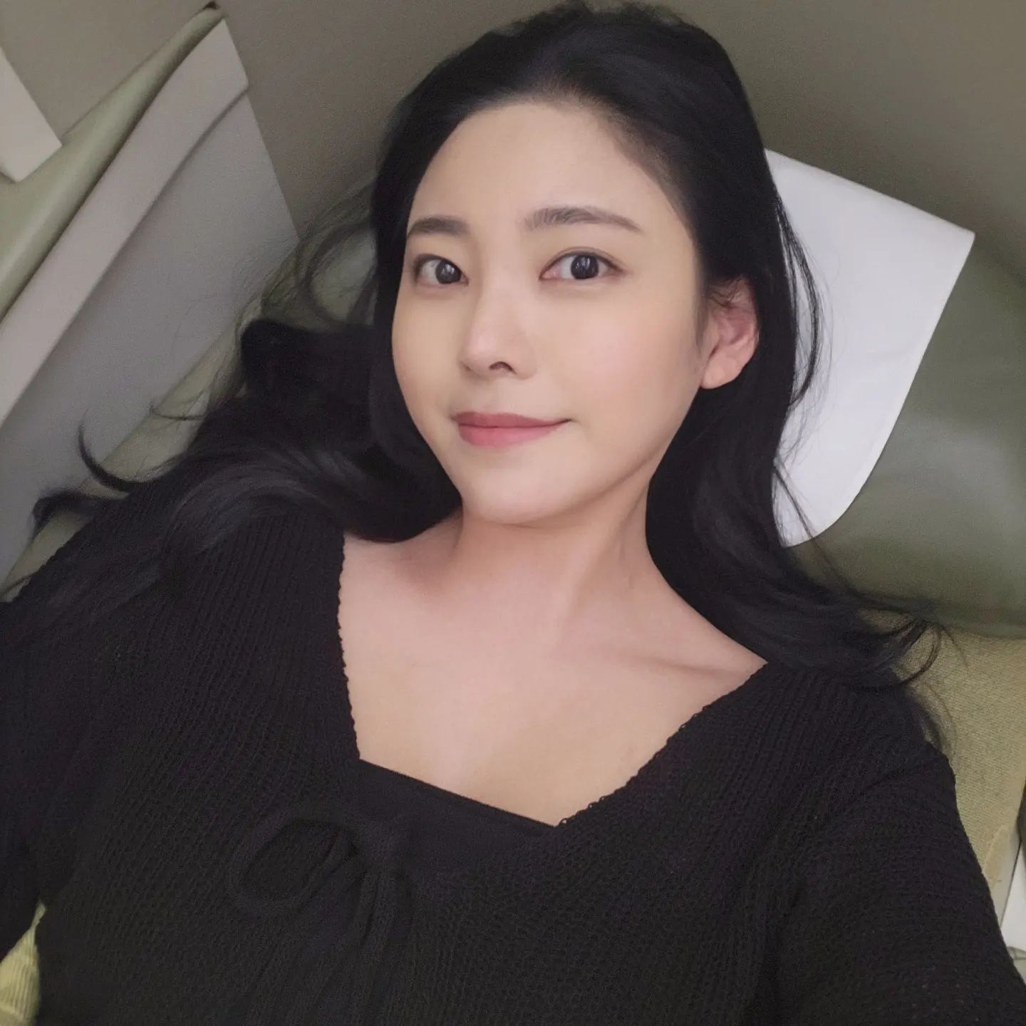 이번 여행은 베트남항공을 이용해서 다녀왔어요 :) FSC항공사에 스카이팀이라 대한항공 마일리지도 쌓이고 가성비가 넘 좋더라구요!!

그래서 여행 첫날은
아침은 한국에서
점심은 베트남에서
저녁은 태국에서 식사를 했답니다ㅎㅎㅎ

사육당하는 느낌이라 여행 갈때 찍은 사진과 올때 찍은 사진보면 살이 찐게 딱 보이죠?ㅋㅋㅋㅋㅋ 미쳐🙈🙈

#베트남항공 #가성비여행 #추천