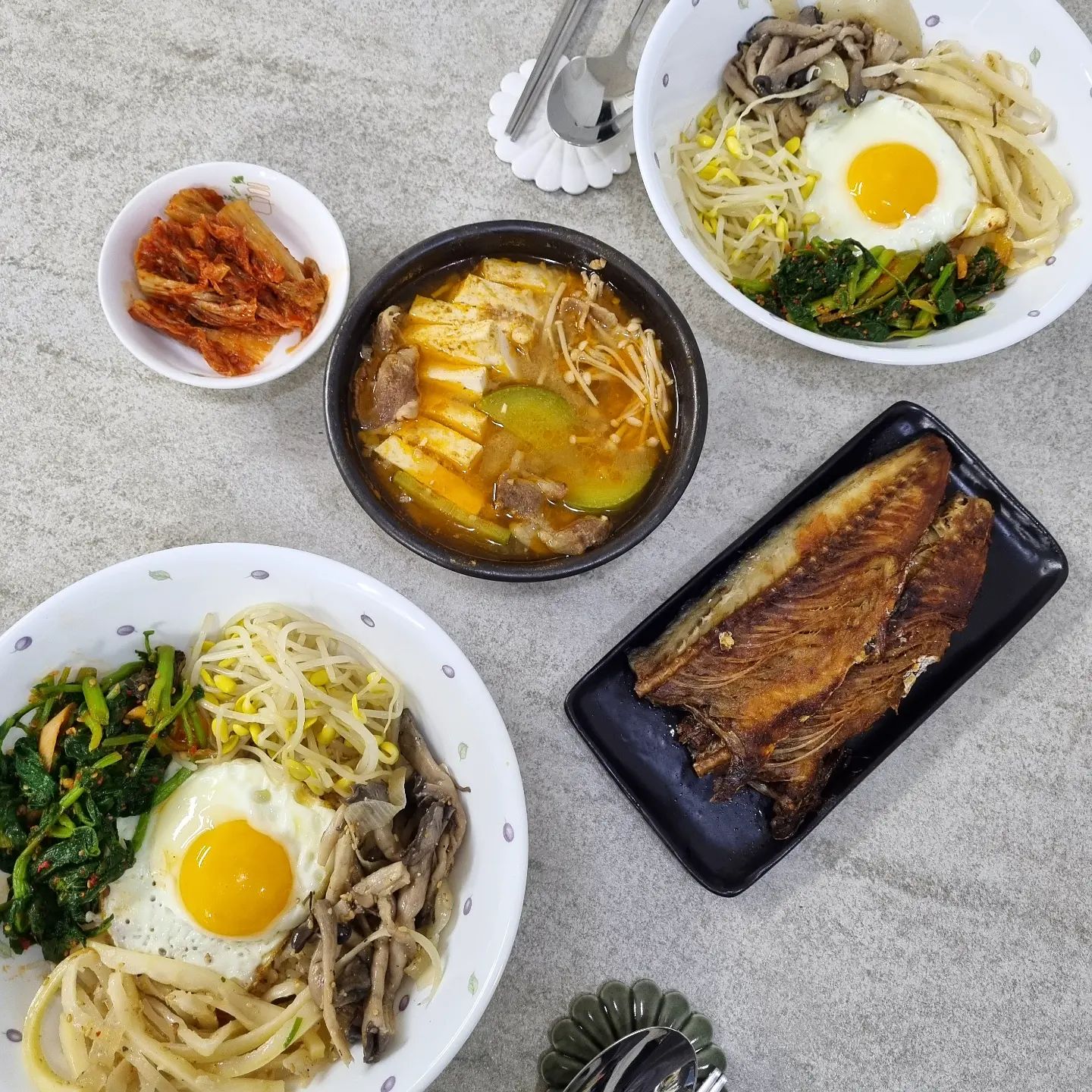 🙎♀️오빠, 오늘은 한식이야~
🙆♂️맛있겠다!!
#비빔밥
#차돌박이된장찌개
.
.
#jin의요리기록👩🍳 #온더테이블 #요리일기 #부부스타그램 #집밥 #집밥메뉴 #된장찌개 #요리 #cook #일상소통 #육아소통 #저녁메뉴추천