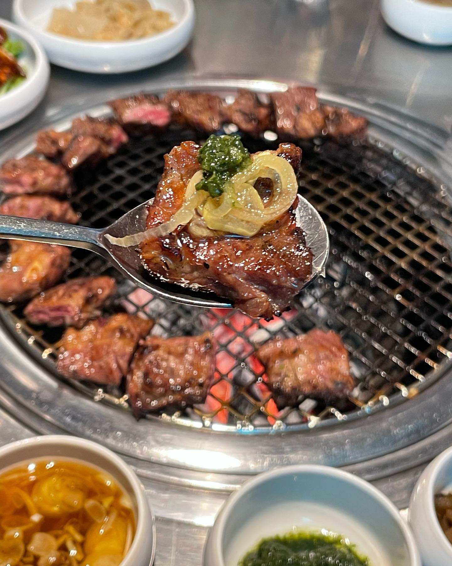 [청기와타운_잠실점]

레트로한 분위기에 맛있는 양념갈비들을 맛볼 수 있는 청기와타운에 다녀왔습니다😆

❣️수원왕갈비와 LA양념갈비를 주문했어요 왕갈비는 뼈있는 갈비로 2인이상 주문가능!
❣️고기는 이모님이 구워주셨는데 스킬이 엄청났어요~~👍
❣️수원왕갈비는 뼈있는 부위이다 보니 질긴 힘줄같은 부분때문에 건치분들께 추천 ㅋㅋ
❣️LA갈비 먹느라 사진없음 주의 ㅋㅋ 엄청 부드러웠어요😭❤️
❣️밑반찬엔 양념게장도 있고 빵가루가 들어간 감자샐러드도 있었는데 그게 제 맘에 쏙 들었어용😍
❣️K마무리는 볶음밥이니까~ 무생채볶음밥!!(1.5인분이에용! 양많음 ㅎㅎ)
❣️김을 통째로 가져다 주십니다..!! 싸먹으니까 더 먹게 되는 너낌🤭
❣️입구에 와인도 가득해서 어울리는 와인을 페어링해서 즐기시는 것도 너무 좋을 것 같아요!!!
❣️심지어 콜키지 프리라서 좋아하는 주류가 있으시면 챙겨가시면 됩니다!!
❣️예약 후 방문 추천!! 식사 마친 후 나오니 평일임에도 불구하고 웨이팅이 있었습니다 :)

오늘도 맛있는 하루되세요~~💛

#잠실 #데이트 #잠실맛집 #잠실고기집 #맛지도 #초초 #맛지도초초