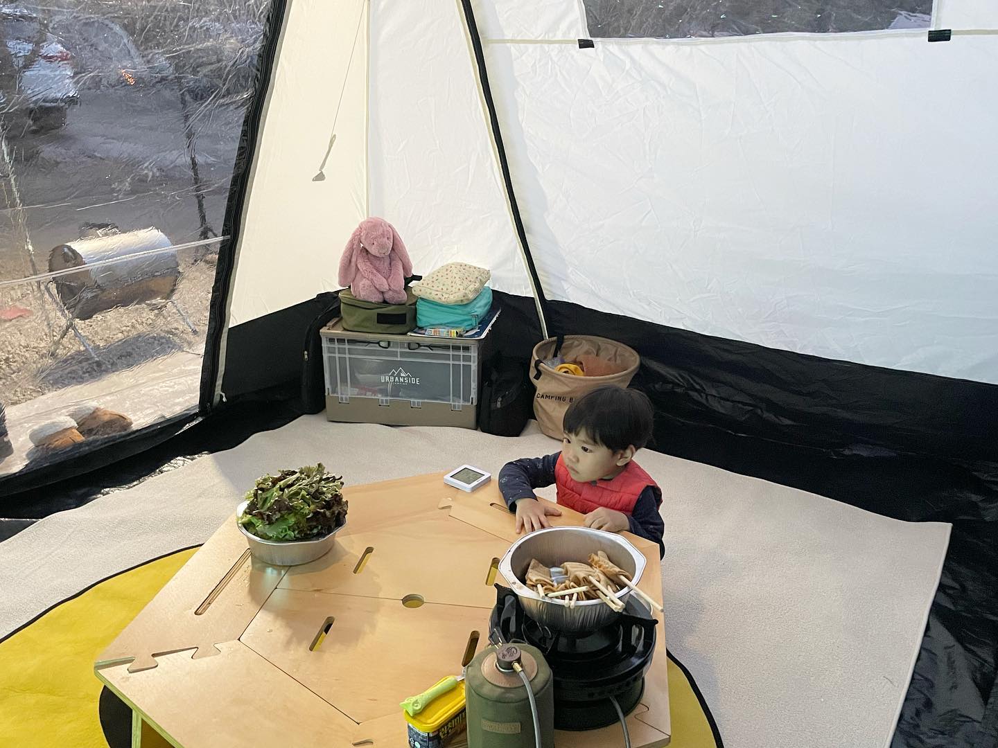 2월 12일, 완전 북한 바로 아래인ㅋㅋㅋㅋㅋ 연천에서 2023년 첫 캠핑!
3단선반과 인디언행거를 없애고
폴딩박스에 다 때려넣고 나니
전실이 너무 휑…😳해서 
에어쇼파를 주문했다ㅋㅋㅋㅋㅋ
훈제통삼겹과 토마호크스테이크🥩
이제 다 샀다 싶은데 갈 때 마다 살게 생기는 마법의 캠핑ㅋㅋㅋㅋ

#알맥스랜드 #캠핑 #camping #아기랑캠핑 #좌식캠핑 #어반사이드 #스타체이서 #리빙쉘텐트 #룸앤티비 #캠핑메뉴 #캠핑메뉴추천