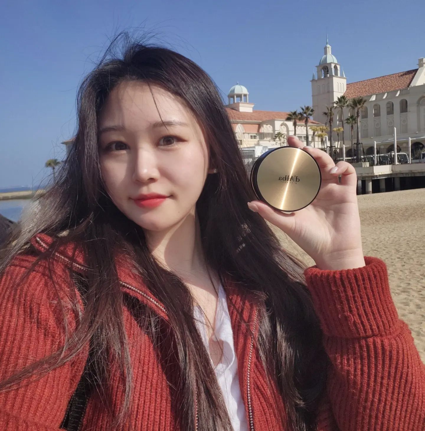 #협찬 #달바 #dalba 
dalba_piedmont
워터풀 에센스선크림 & 글로우핏쿠션

" 비건 처방으로 순하게!!! "

에센스 선크림을 바르고 그 위에 세럼 쿠션까지
사용해주니 건조했던 피부가 촉촉하게 표현되는 거 
있죠?? 믿고 사용하는 달바 비건화장품!! 🥰❤️❤️
들뜸없이 밀착되어서 커버력도 아주 좋았답니다.
특히 저는 선크림이 너무 마음에 들었어요~~~
부드럽게 발림성도 좋고 엄청 촉촉한 느낌인데 백탁1도
없이 자연스럽게 톤업되어 피부가 환해 보이더라구용!!!
여기에 커버력 좋은 달바 쿠션까지 더해지면 아주 완벽ㅎ

📌 #달바워터풀에센스선크림 SFP50+ PA++++
기초케어 한 듯 촉촉한 베이스 찰떡 에센스선크림
📌 #달바글로우핏세럼커버쿠션 
히알루론산 10complex와 수분에센스 61% 함유

.
.
.

#프리미엄비건 #비건화장품 #달바선크림 #선크림추천 #메이크업베이스선크림 #달바팩트 #달바쿠션 #수분선크림 #비건선크림 #올리브영선크림 #올리브영추천템 #올영선크림 #올영추천템