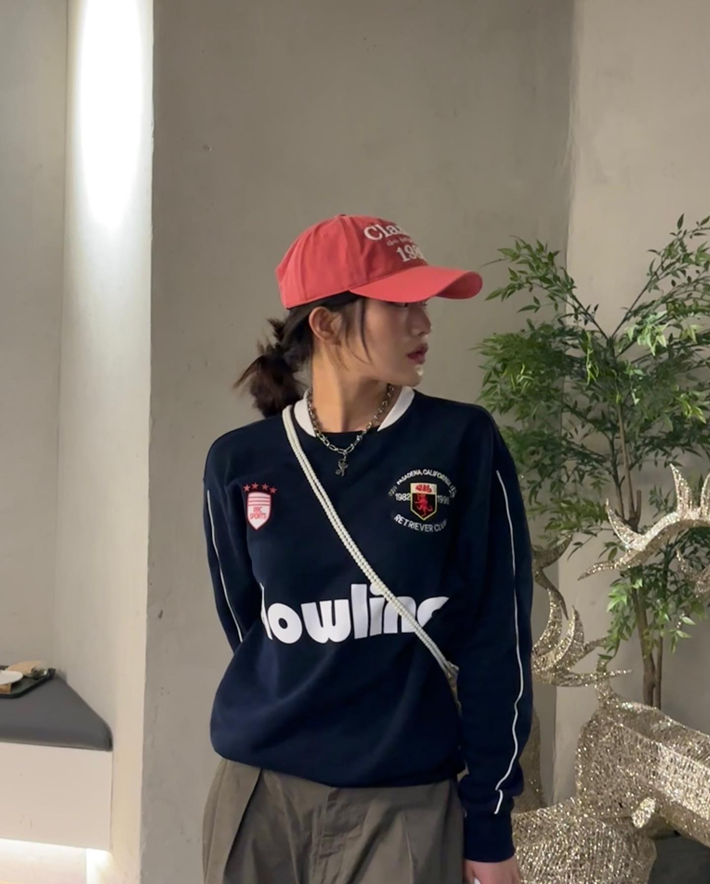 #협찬 retriever_official 
이대로 규성오빠 응원가면 되는거지 ?🖤⚽️⚽️

축구유니폼st 옷 진짜 많이 봤지만 이게 젤 예쁘던디.. 팔에 흰색 디테일이랑 넥부분에 반함🫶🏻

#리트리버클럽 #스웻셔츠추천#블록코어룩#축구유니폼#카고팬츠#벌룬팬츠#여자코디#y2k#스트릿룩#캐주얼룩#retrieverclub #볼캡코디#asics#conichiwabonjour #dailylook#ootd#fashion#개강룩#좋아요#좋아요반사#맞팔#좋튀