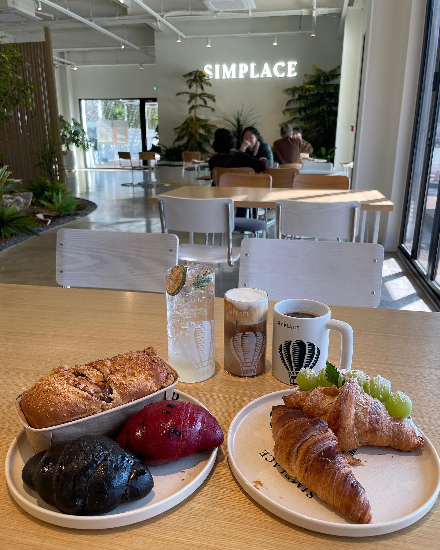 .
.
광주 근교 담양 신상 대형 베이커리 카페
#심플레이스담양점 simplace_bakerycafe 

심플레이스는 SIM(마음 심)과 PLACE(장소)를 합성한 뜻으로 바쁘게 살아가는 현대인들이 마음을 다스리고 잠시나마 쉬어가는 장소로 휴식과 힐링의 공간으로 마음이 머물고 싶은 곳 이라는 의미를 뒀어요

✅ 금, 토, 일요일은 선착순으로 크로와상 증정 이벤트!

✅ 인스타그램 팔로우 하고 해시태그 한 후 추첨으로 상품권 증정 이벤트!

​✅ 산미가 있는 원두와 고소한 원두 중 선택 가능

✅ 브런치, 샐러드와 와인, 수제 맥주도 있어요

✅ 편안한 쇼파와 푹신한 빈백이 있고, 별관에는 아이들을 위한 공간도 만들고 있어요

✅ 탕종법으로 반죽해서 쫄깃하고 색다른 토핑물이 들어가서 맛있어요

✅ 광주에서 10분 거리, 죽녹원에서 15분 이내, 유명한 쌍교숯불갈비에서 1분 거리에 위치해있어요

⭐️ 샤인메스켓 크로와상
⭐️ 명란 소금빵
⭐️ 먹물 소금빵 
⭐️ 밤사과빵 
⭐️ 심(SIM) 크림라떼
⭐️ 쿨라임에이드
⭐️ 아메리카노

📍담양군 봉산면 송강정로 128
📍매일 10:30 - 22:00
📍전용주차장 넓음

자세한 후기는 프로필 링크에서 블로그로 가거나,
네이버 검색창에 '펭기니스토리'를 검색해주세요~🧡
.
.