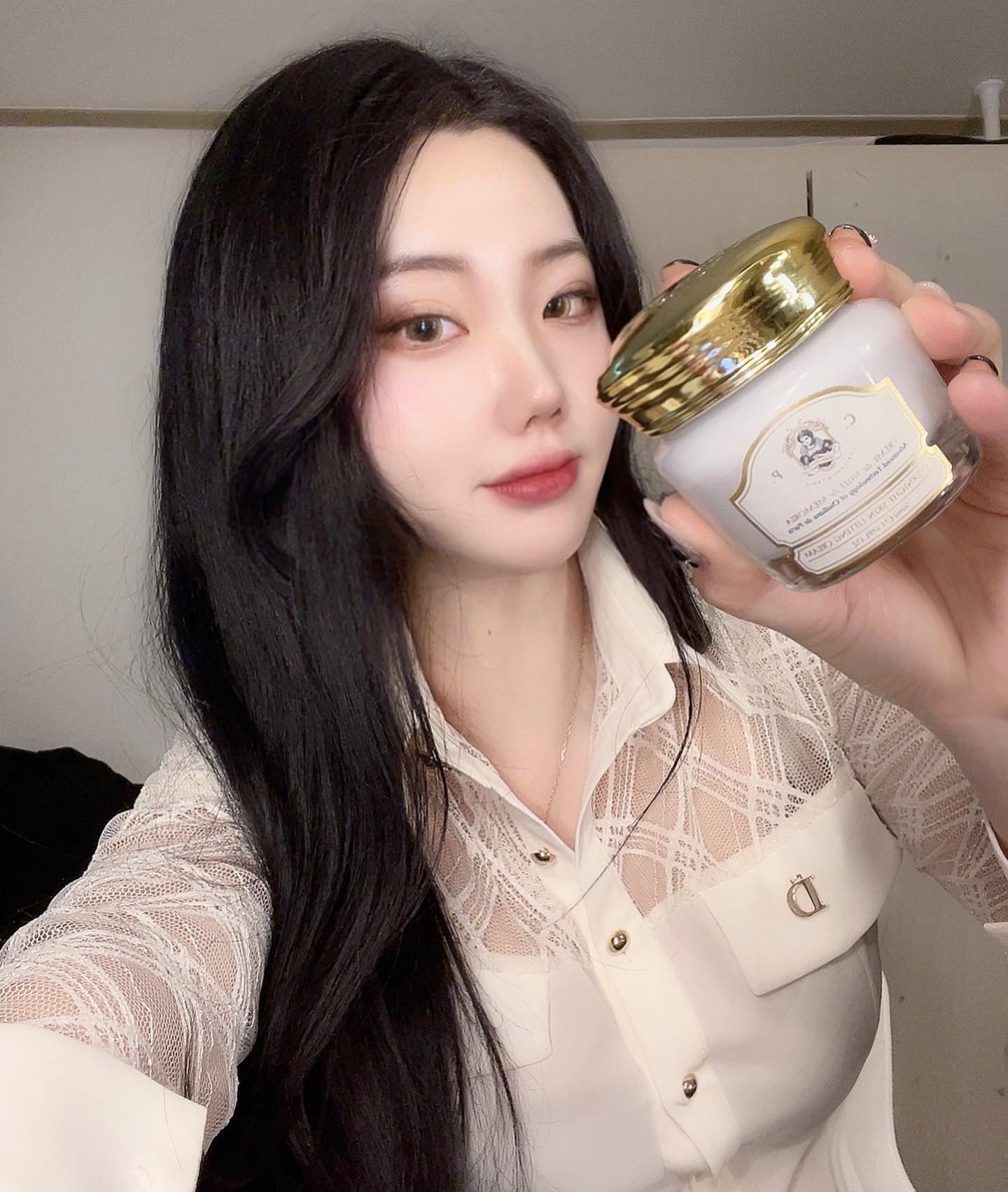 #협찬 challansdeparis 
신제품 받을때마다 매번 만족도도 계속 높아지는 샬랑드파리 제품들,,,,
자기전에 바르고자면 활성화되는 리프팅 케어 나이트크림인데 텍스처가 엄청 쫀쫀하고 촉촉하다✨요즘 정말 이것만 쓰는듯🖤
#샬랑드파리 #샬랑드파리크림 #나이트크림 #리프팅크림 #크림추천 #리프팅 #리프팅관리