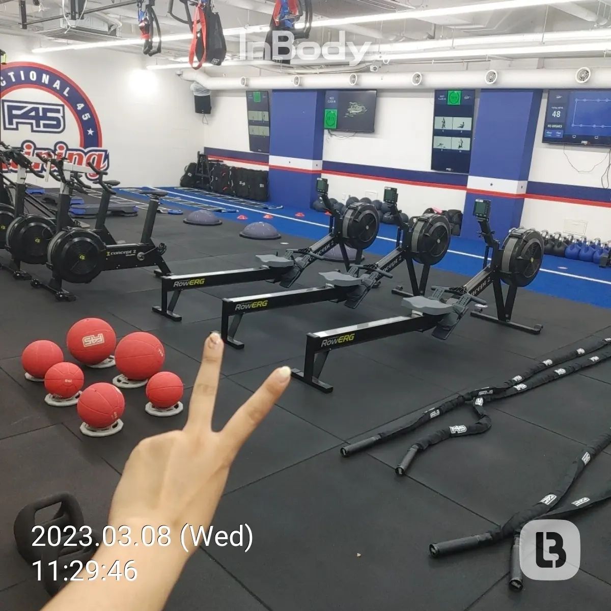 런바디 챌린지 3일차!

오늘은 찐 유산소의 날....

점심에 f45 유산소 코스 한타임 진행
지인 만난 후에 시간 뜨길래 헬스장가서 러닝머신 타려다 알배긴게 무서워 폼롤러 진행
저녁에 f45 두타임 진행...

죽는 줄 알았지만 사람은 생각보다 쉽게 죽지 않았다...

식단이 너무 클린한 느낌이라 일반식 돌아가면 또 요요올까 무서워 내일 아침밥은 한식으로 미리 준비!

오늘도 힘냈다!!

#런바디챌린지 #운동기록 #식단기록 #다이어트
